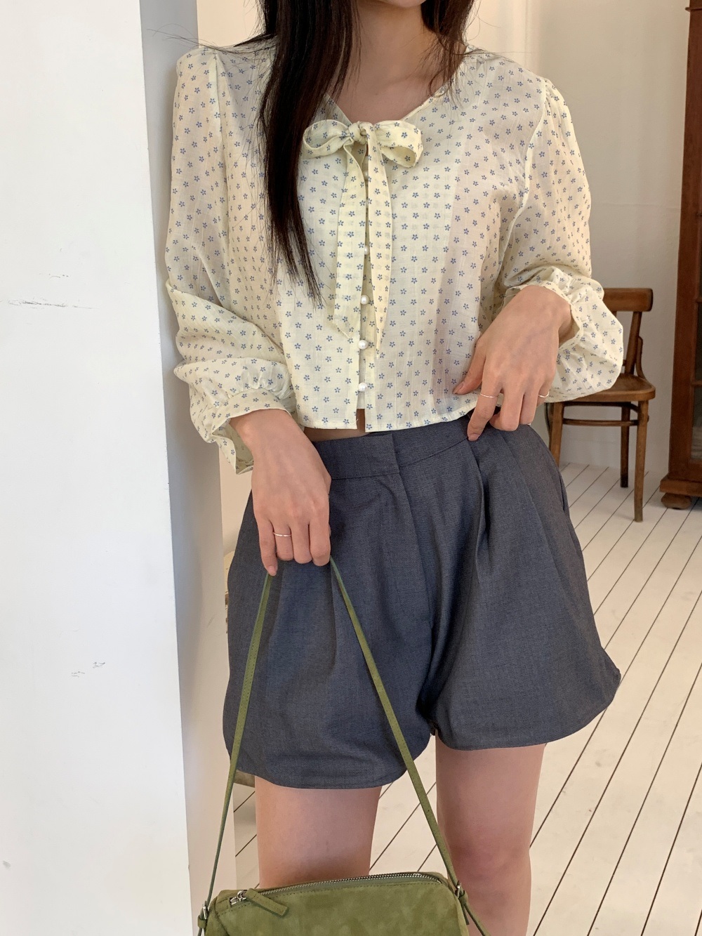 リボンボタンVネックシャーリングクロップド小花柄ブラウス | 詳細画像25