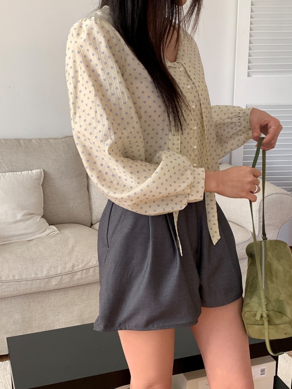 リボンボタンVネックシャーリングクロップド小花柄ブラウス | 詳細画像26