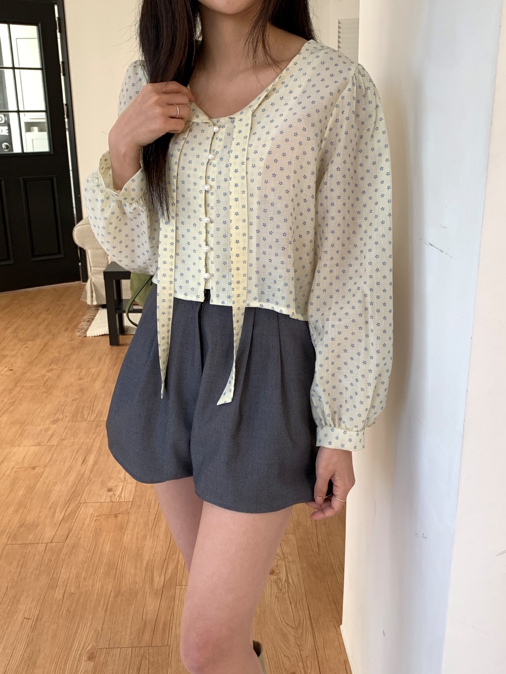 リボンボタンVネックシャーリングクロップド小花柄ブラウス | 詳細画像28