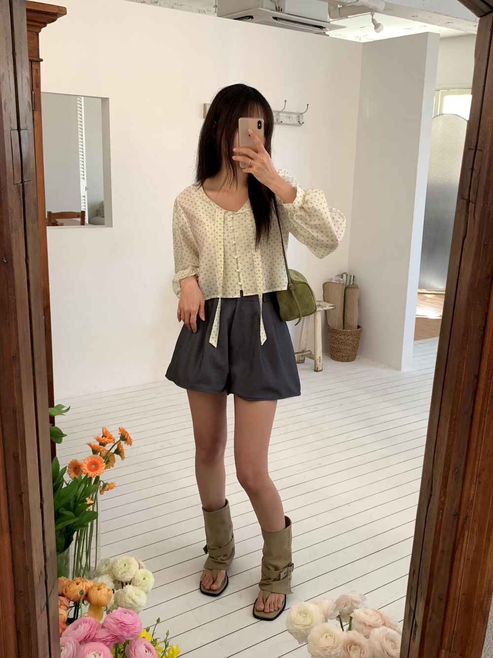 リボンボタンVネックシャーリングクロップド小花柄ブラウス | 詳細画像29