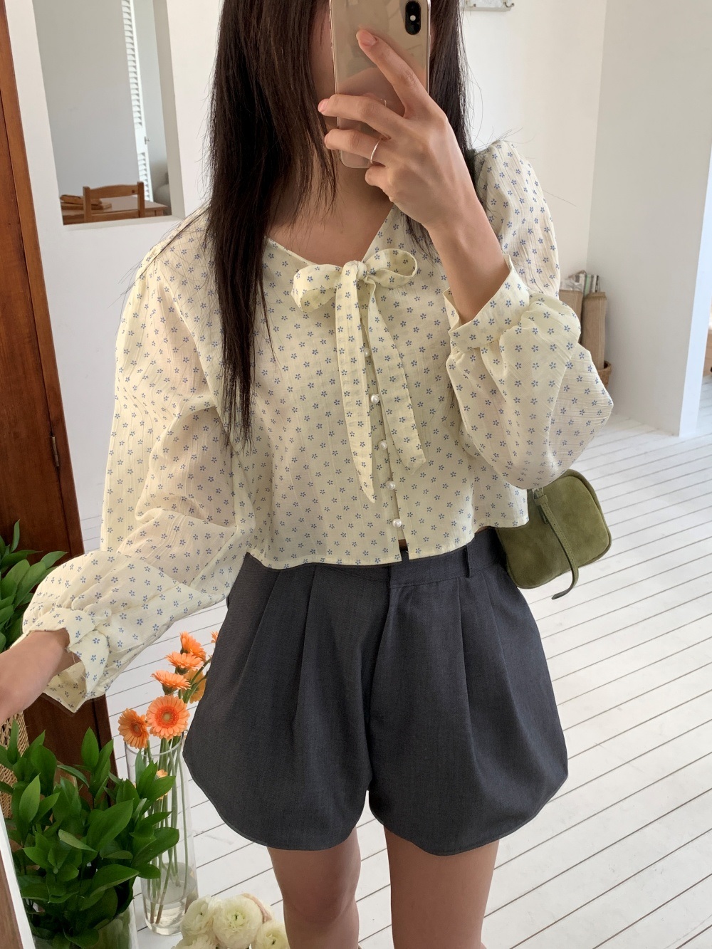 リボンボタンVネックシャーリングクロップド小花柄ブラウス | 詳細画像31