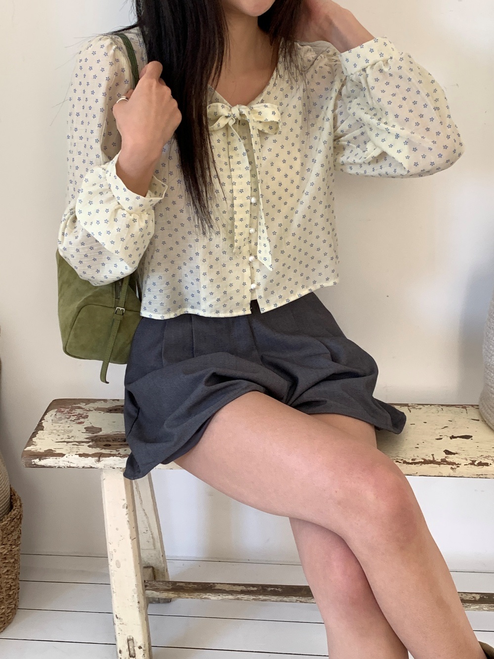 リボンボタンVネックシャーリングクロップド小花柄ブラウス | 詳細画像32