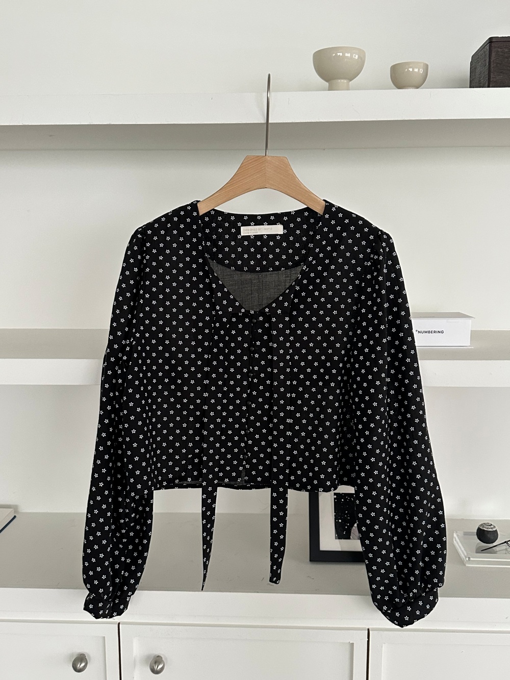 リボンボタンVネックシャーリングクロップド小花柄ブラウス | 詳細画像34