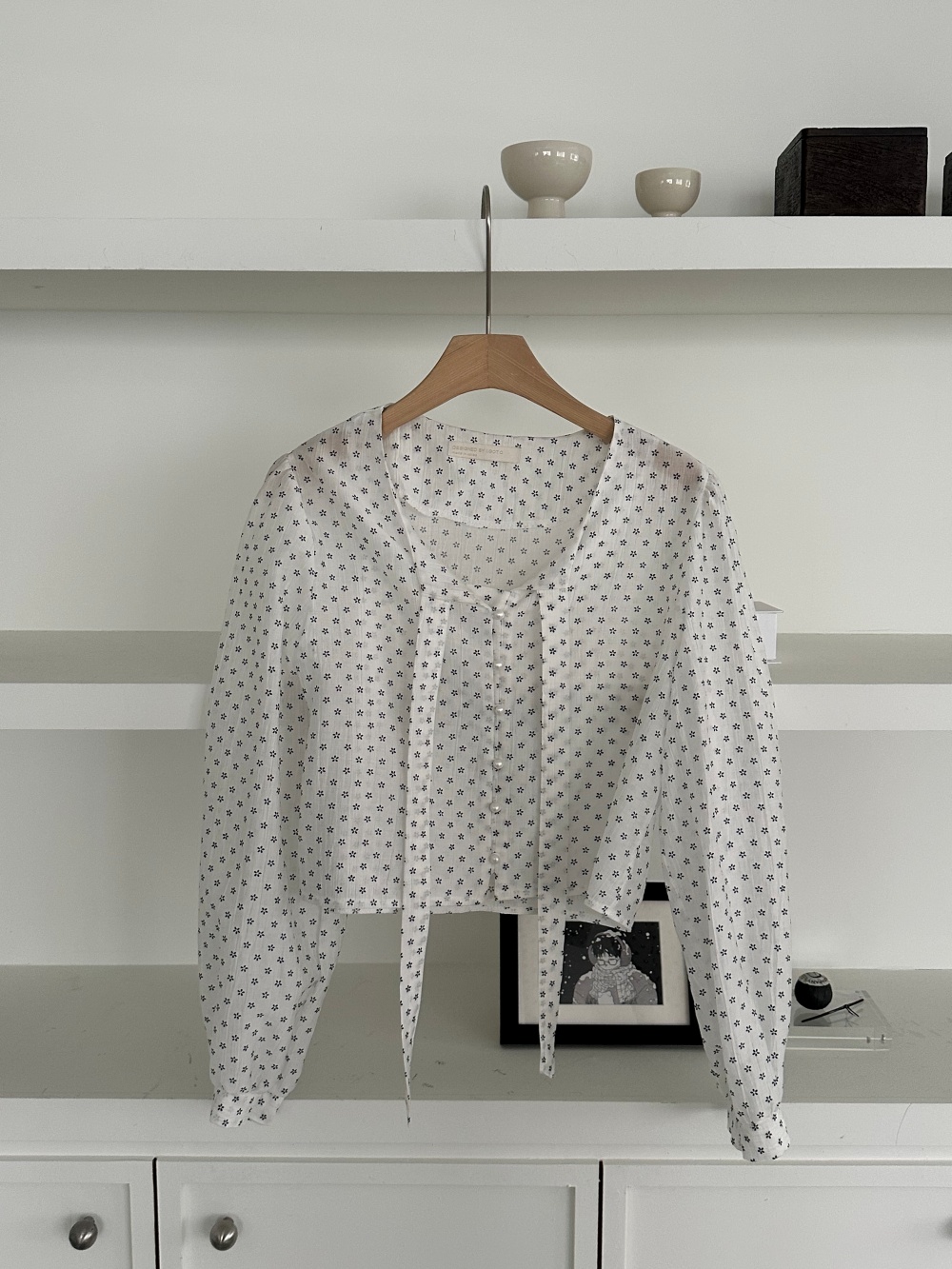 リボンボタンVネックシャーリングクロップド小花柄ブラウス | 詳細画像35