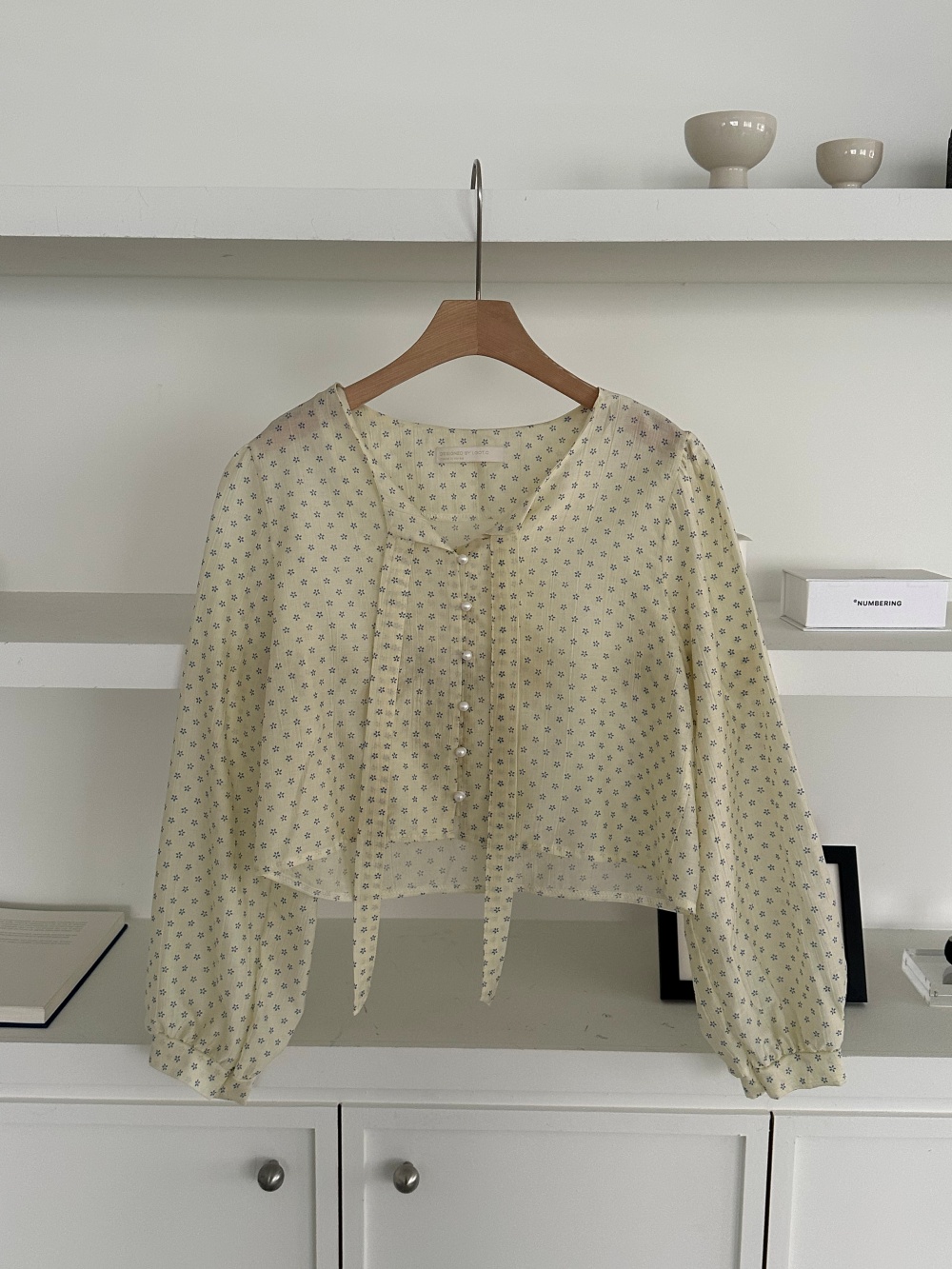 リボンボタンVネックシャーリングクロップド小花柄ブラウス | 詳細画像36