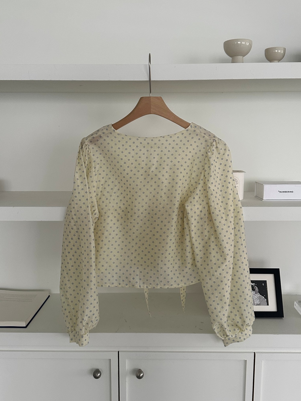 リボンボタンVネックシャーリングクロップド小花柄ブラウス | 詳細画像37