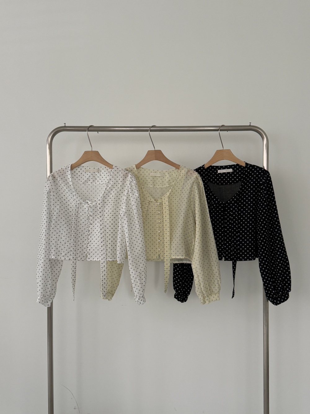 リボンボタンVネックシャーリングクロップド小花柄ブラウス | 詳細画像38