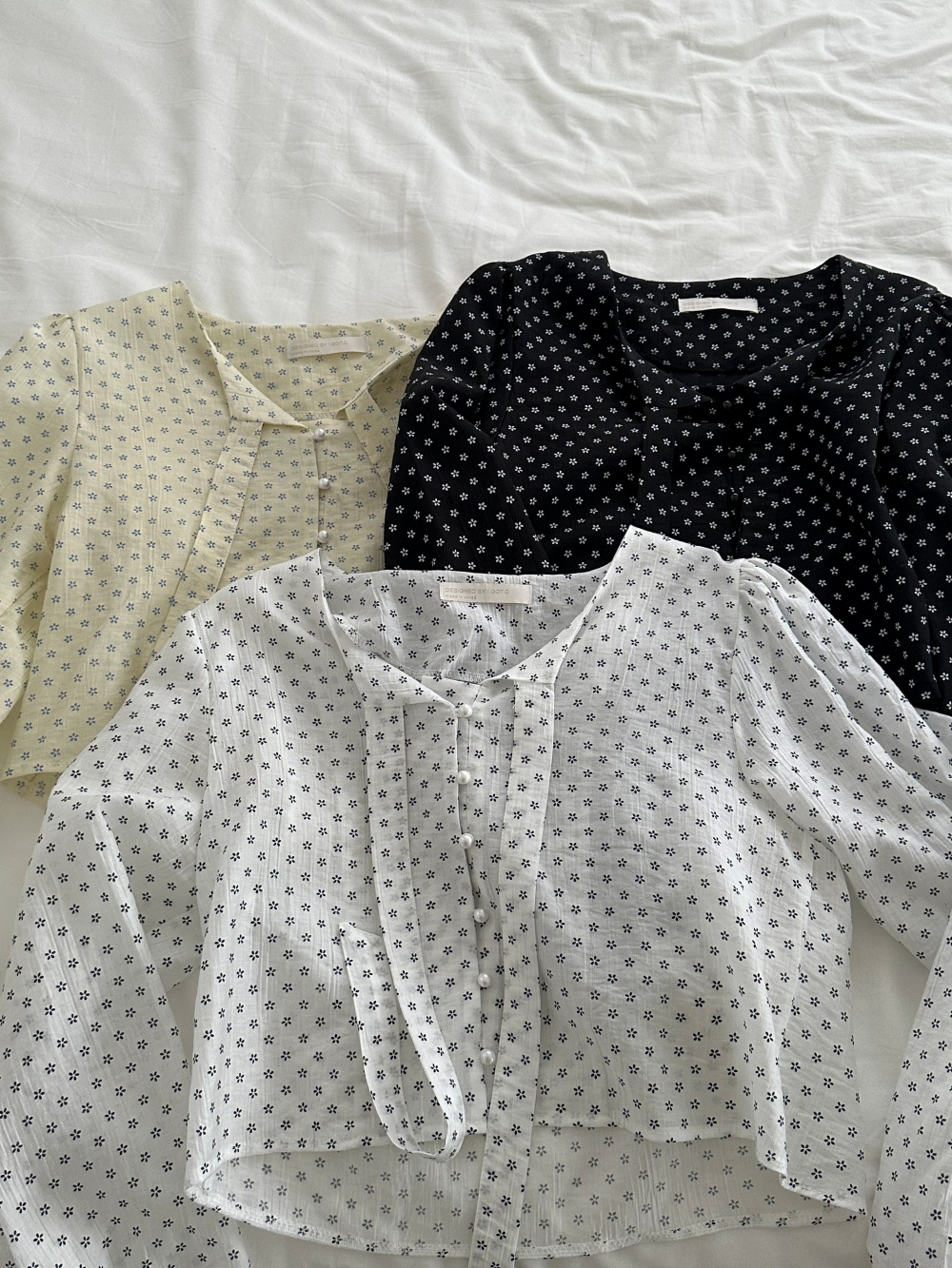 リボンボタンVネックシャーリングクロップド小花柄ブラウス | 詳細画像33