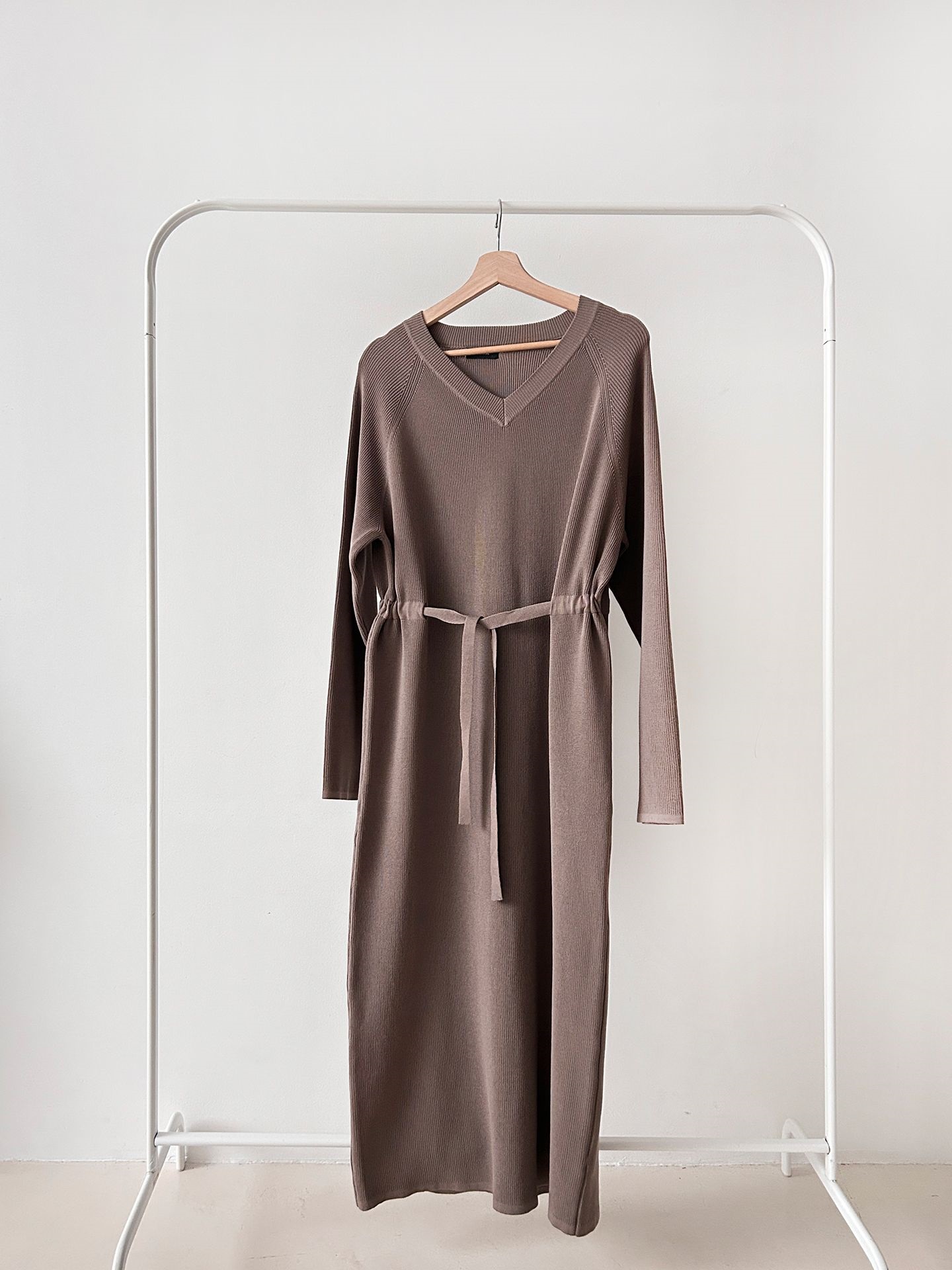 ニットVネックドローストリングロング長袖ワンピース | 詳細画像28