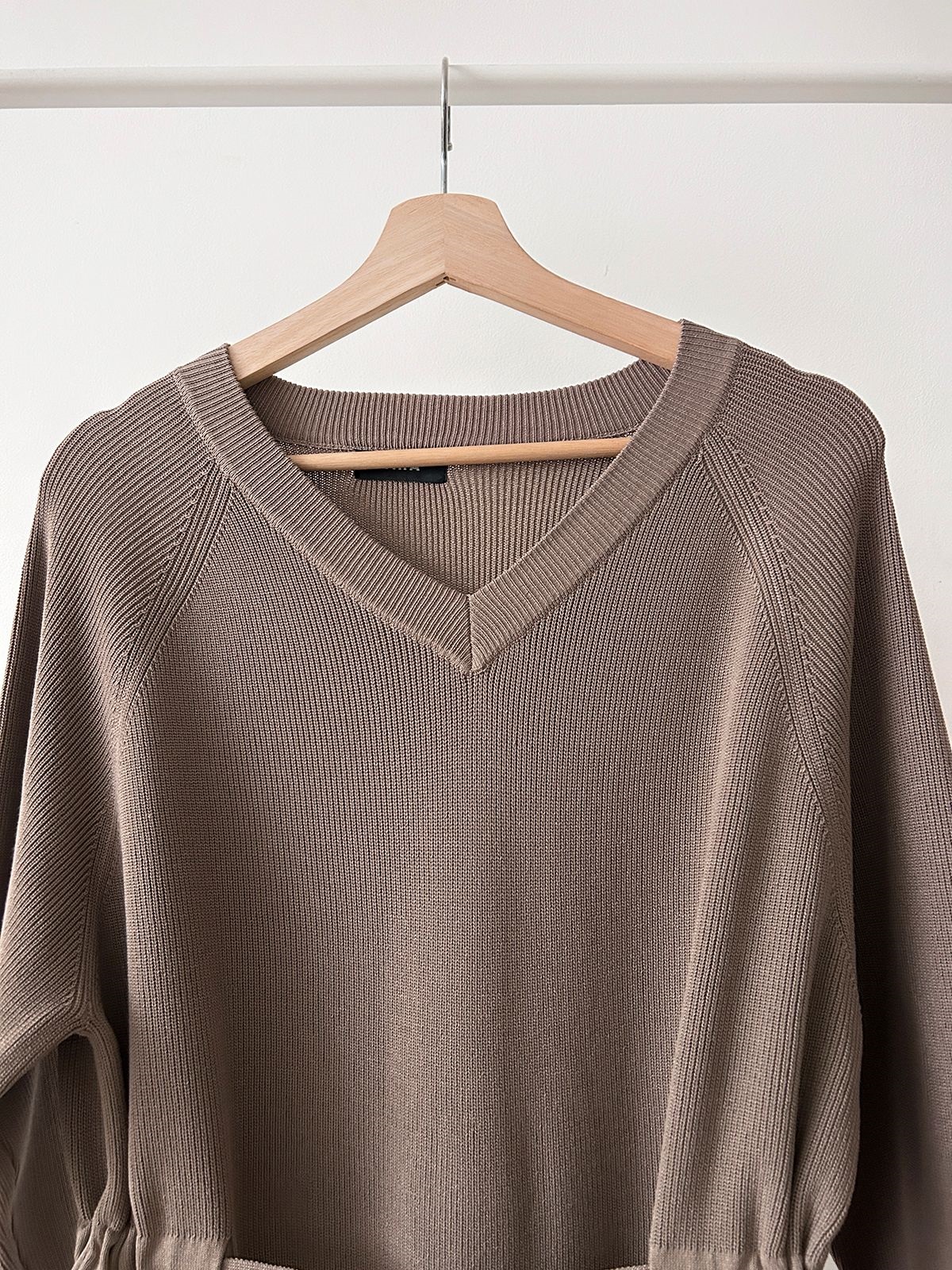 ニットVネックドローストリングロング長袖ワンピース | 詳細画像30