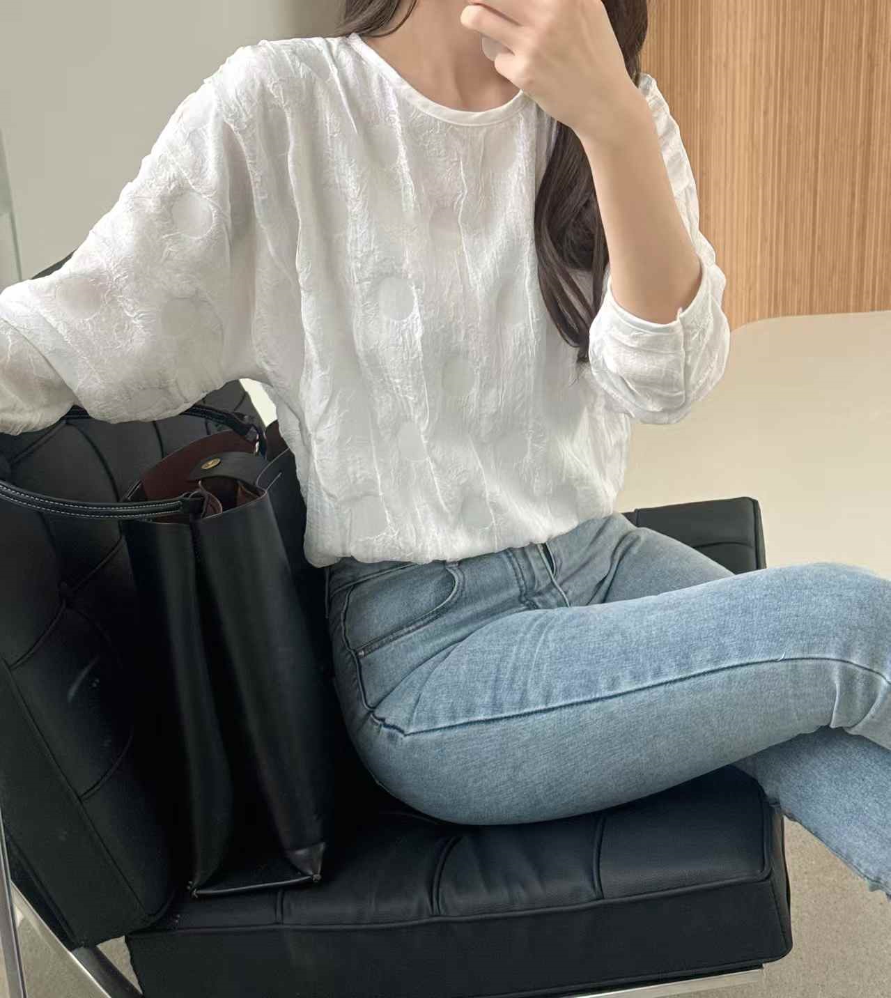 ラウンドネックウエストゴム長袖エンボスブラウス | 詳細画像5