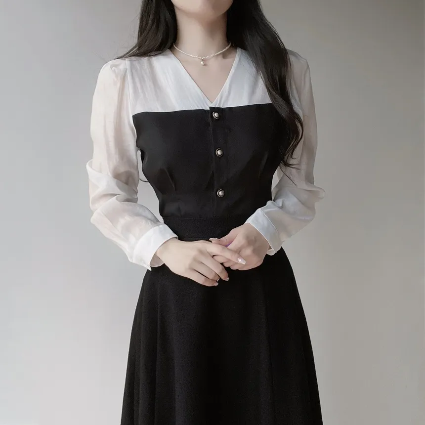 コンビVネックレイヤード風パフスリーブ長袖ペプラムパール調ボタンブラウス | mirangmirang | 詳細画像9