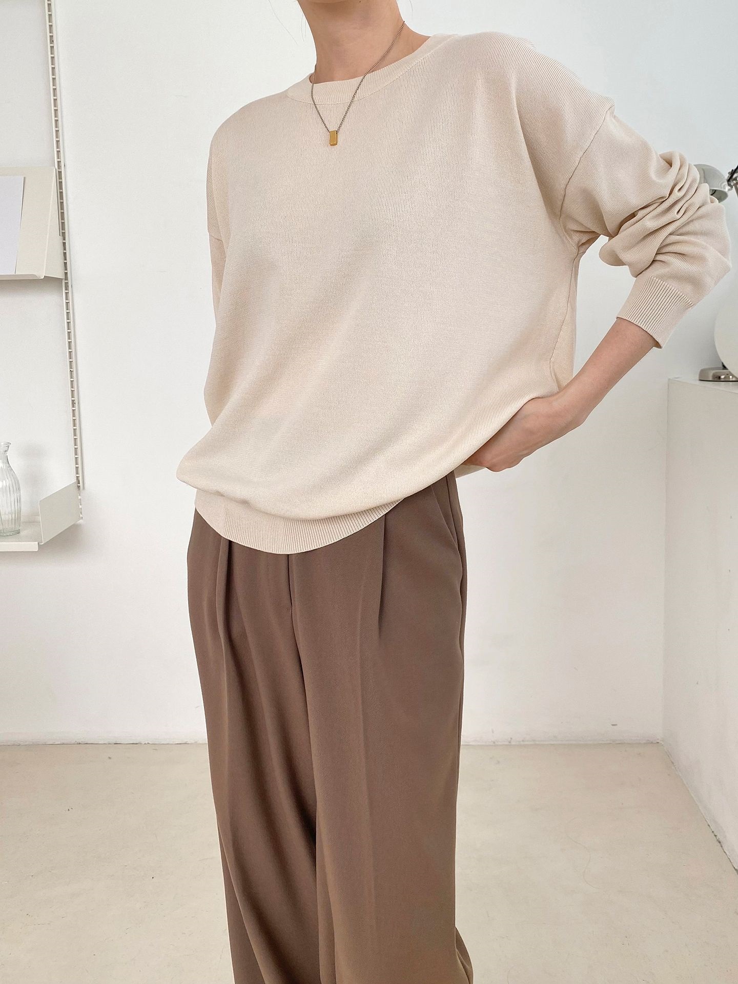 ラウンドネックルーズ長袖ドロップショルダー無地ニット | 詳細画像9