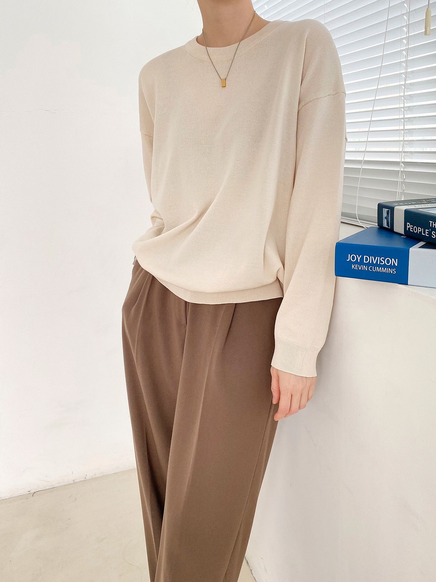 ラウンドネックルーズ長袖ドロップショルダー無地ニット | 詳細画像10