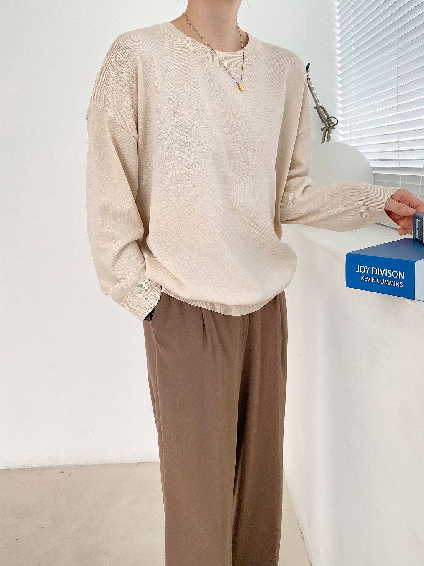 ラウンドネックルーズ長袖ドロップショルダー無地ニット | 詳細画像14