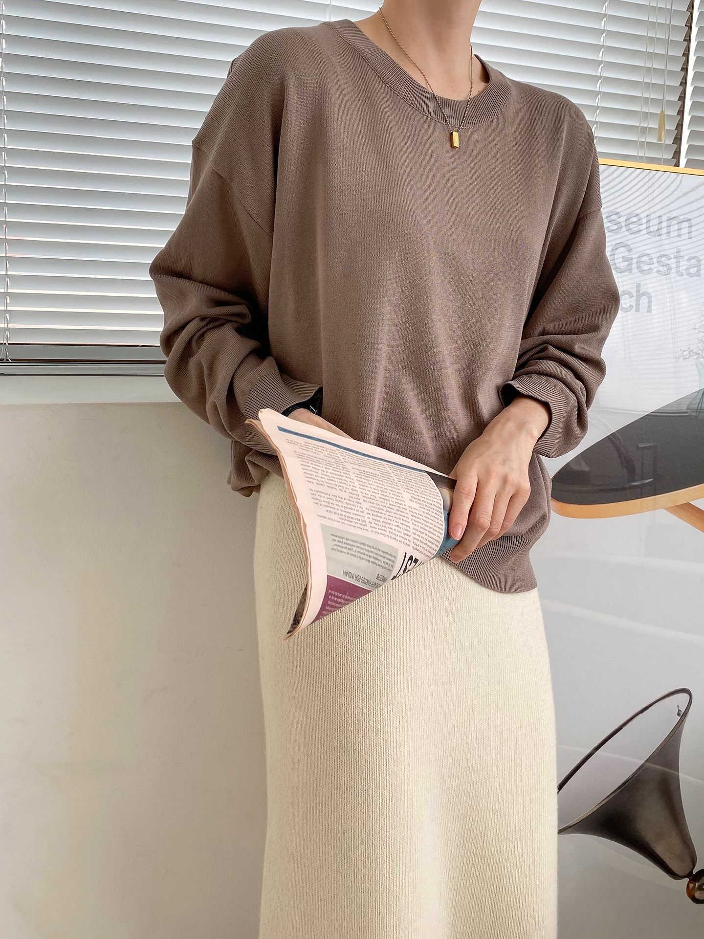 ラウンドネックルーズ長袖ドロップショルダー無地ニット | 詳細画像23