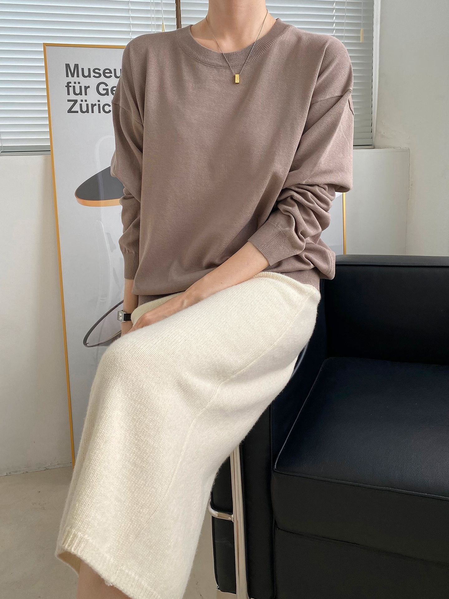 ラウンドネックルーズ長袖ドロップショルダー無地ニット | 詳細画像30