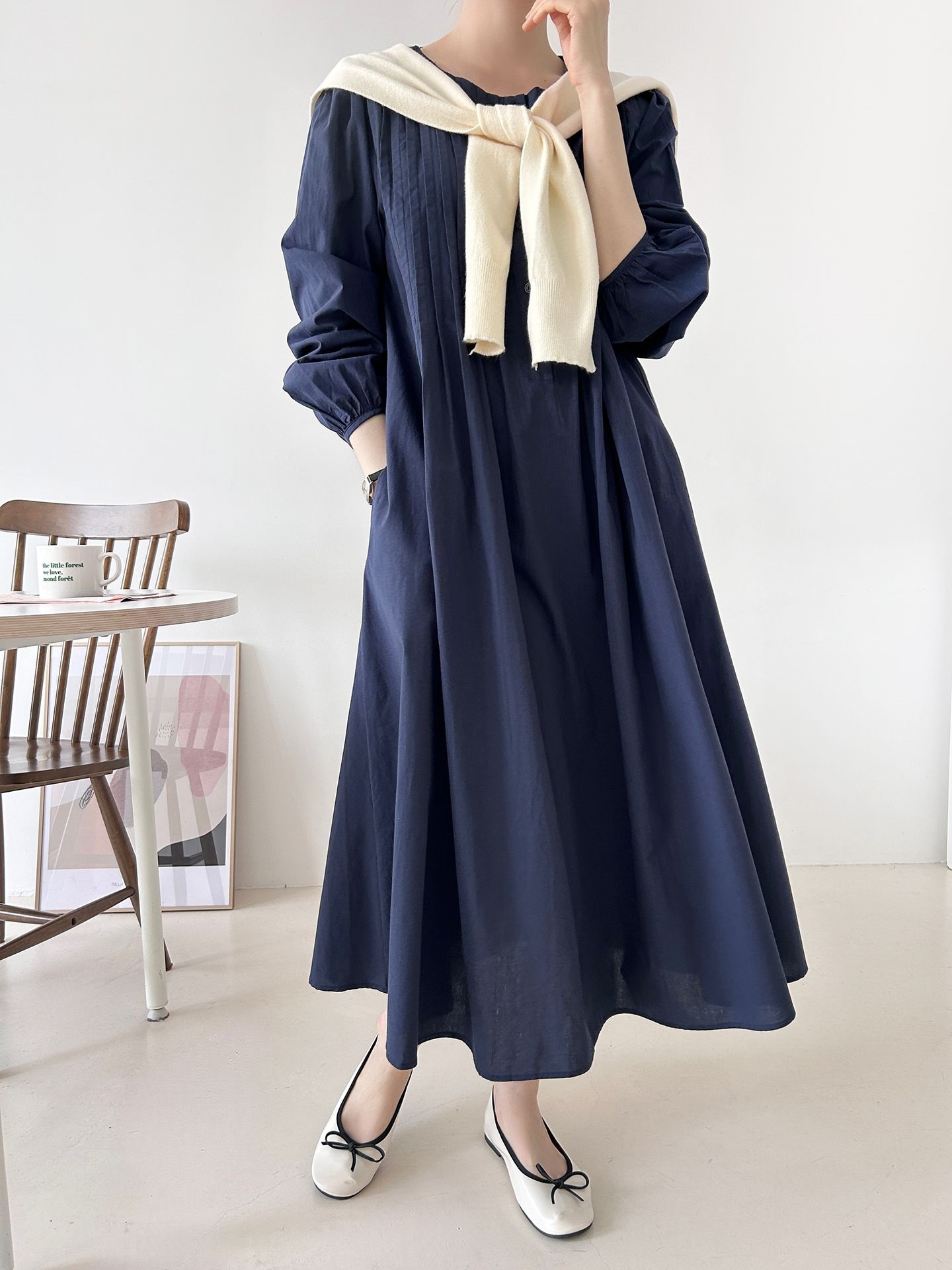 コットンボタンラウンドネックピンタックパフスリーブロングルーズ長袖フレア無地ワンピース | 詳細画像2