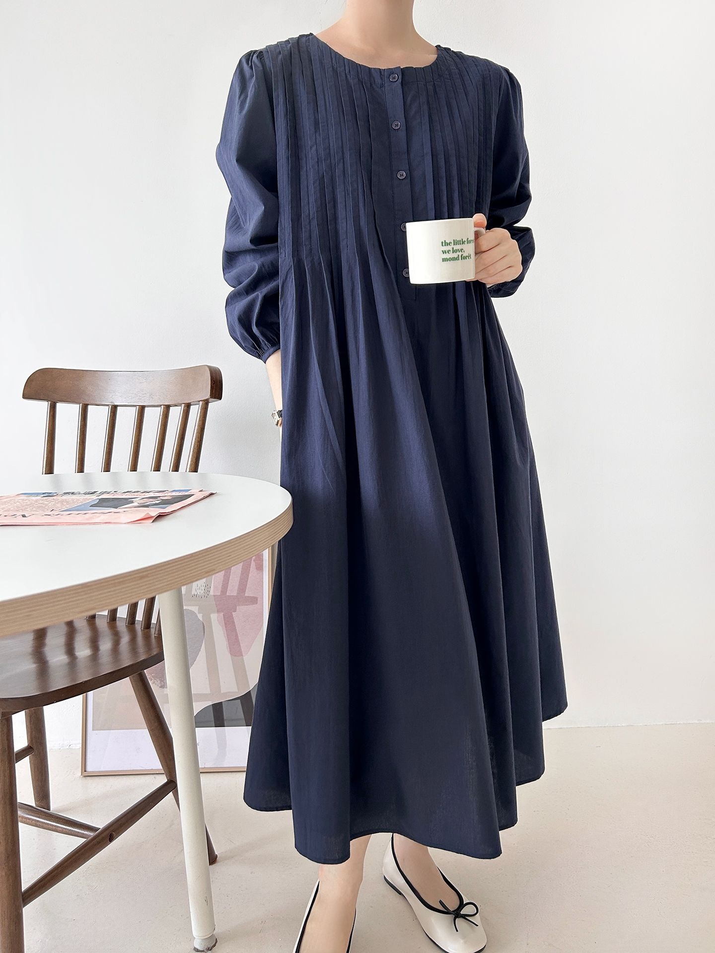 コットンボタンラウンドネックピンタックパフスリーブロングルーズ長袖フレア無地ワンピース | 詳細画像3