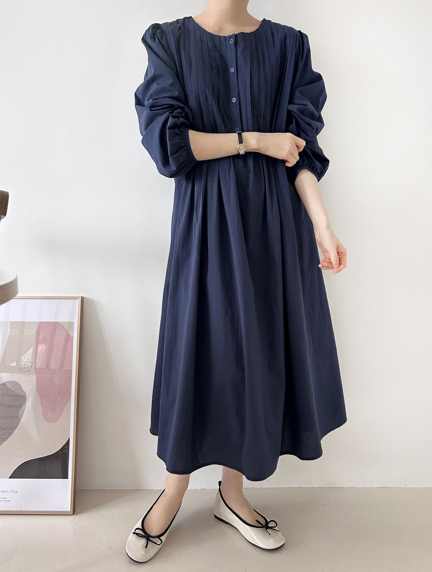 コットンボタンラウンドネックピンタックパフスリーブロングルーズ長袖フレア無地ワンピース | 詳細画像4