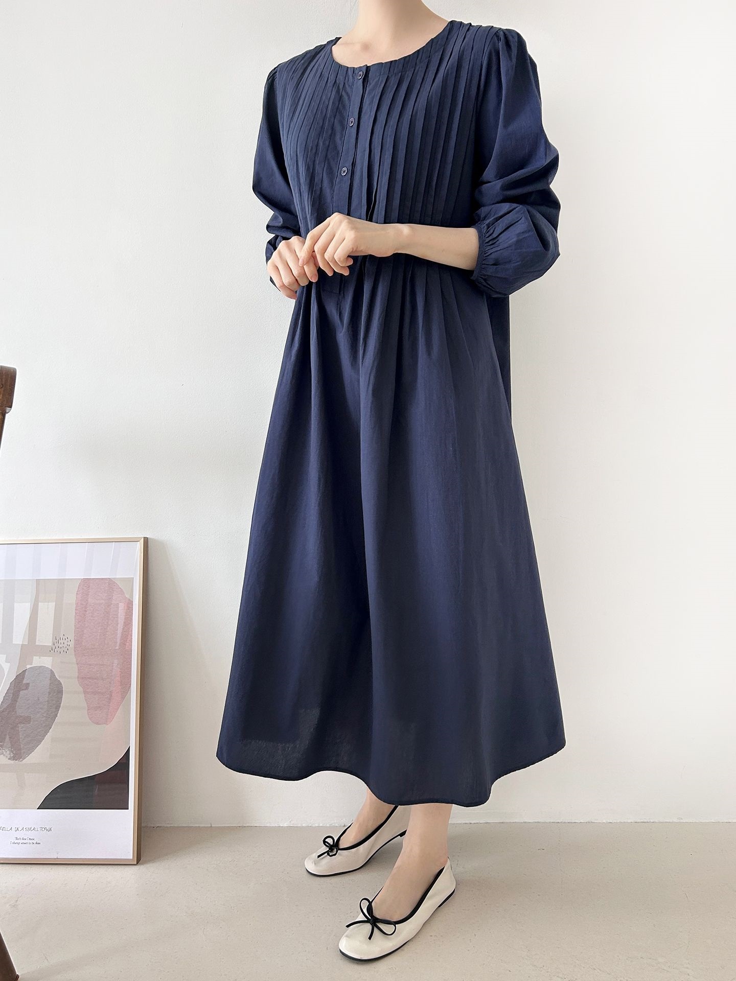 コットンボタンラウンドネックピンタックパフスリーブロングルーズ長袖フレア無地ワンピース | 詳細画像6
