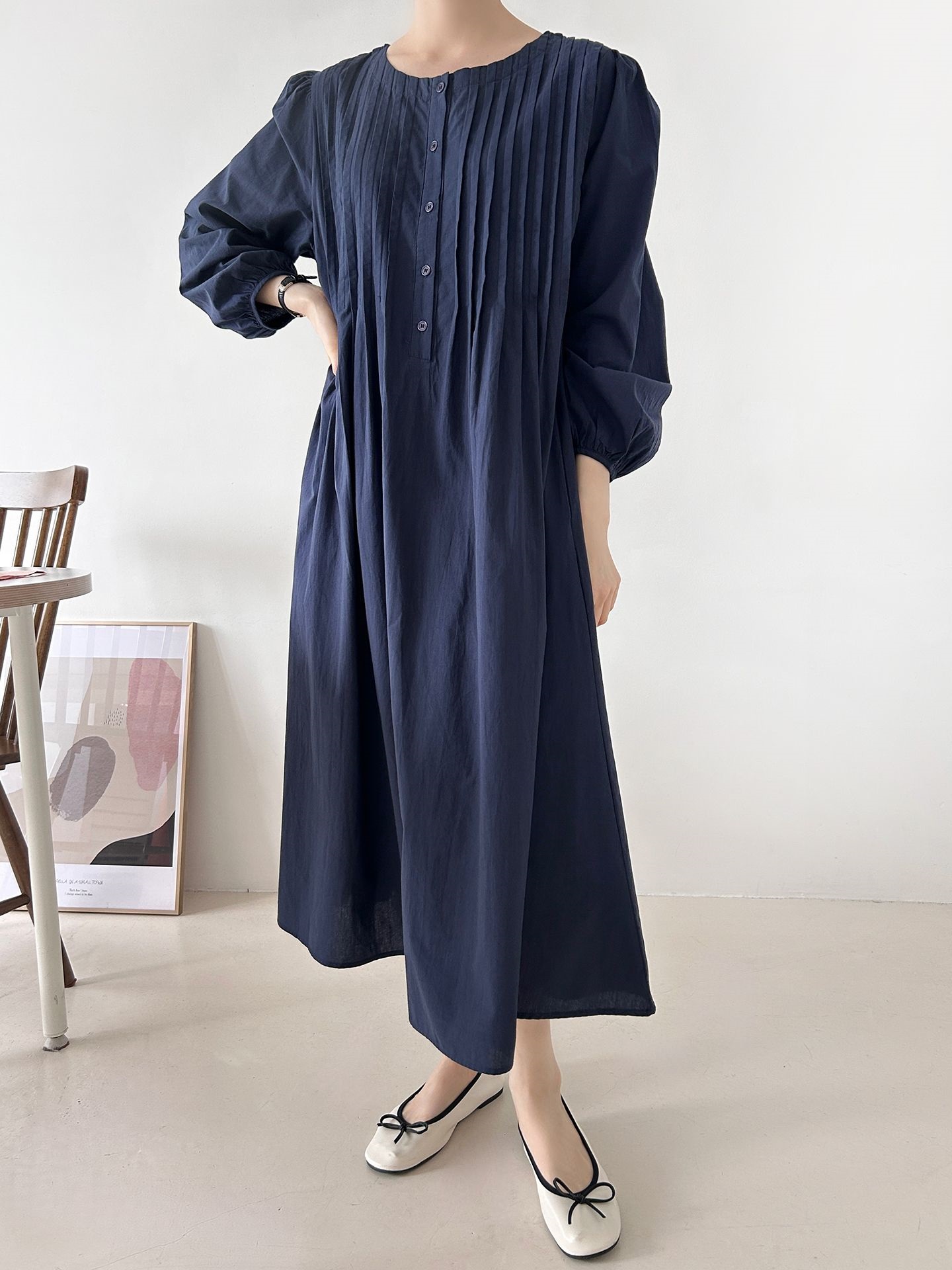 コットンボタンラウンドネックピンタックパフスリーブロングルーズ長袖フレア無地ワンピース | 詳細画像7