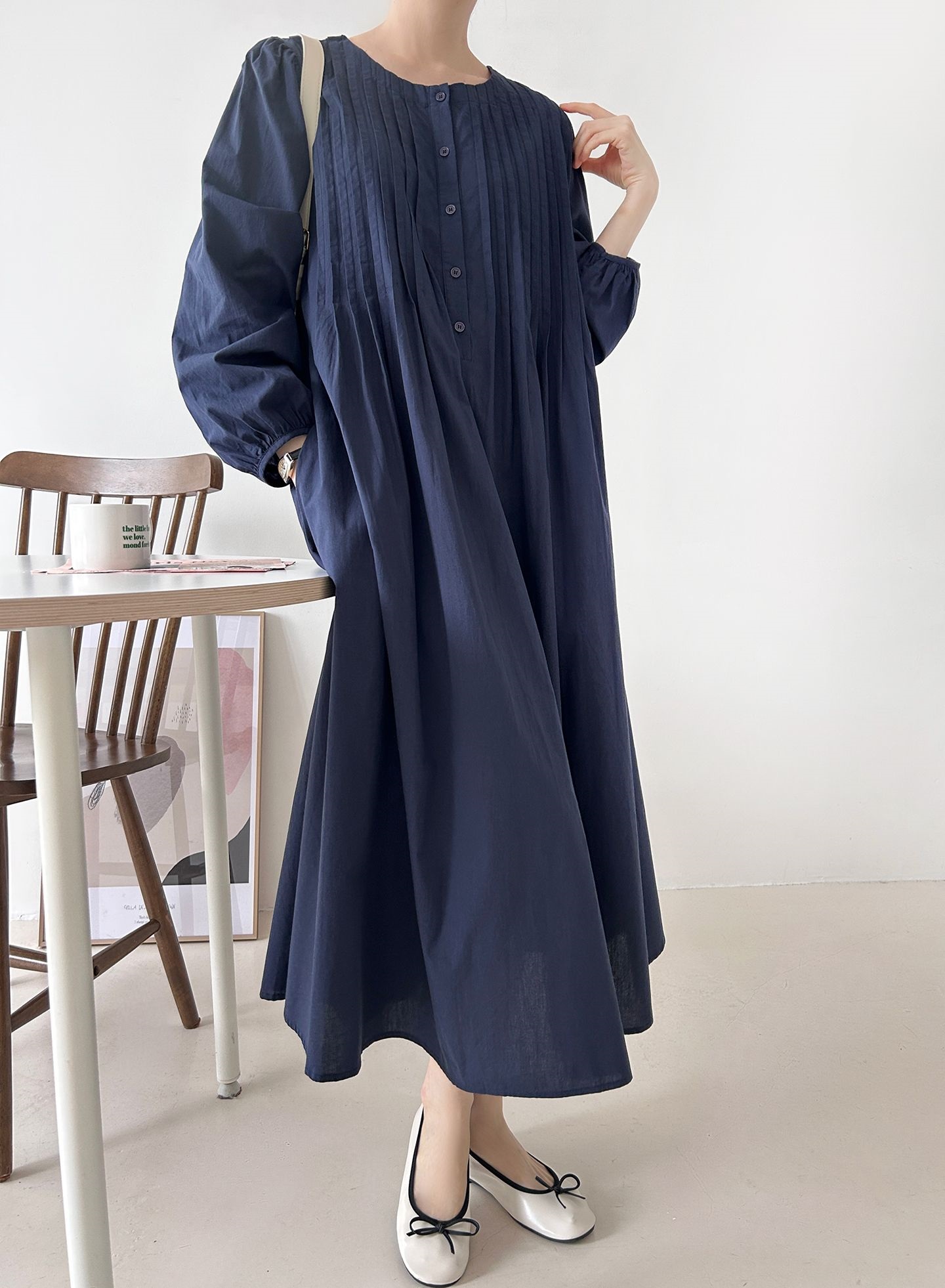 コットンボタンラウンドネックピンタックパフスリーブロングルーズ長袖フレア無地ワンピース | 詳細画像8