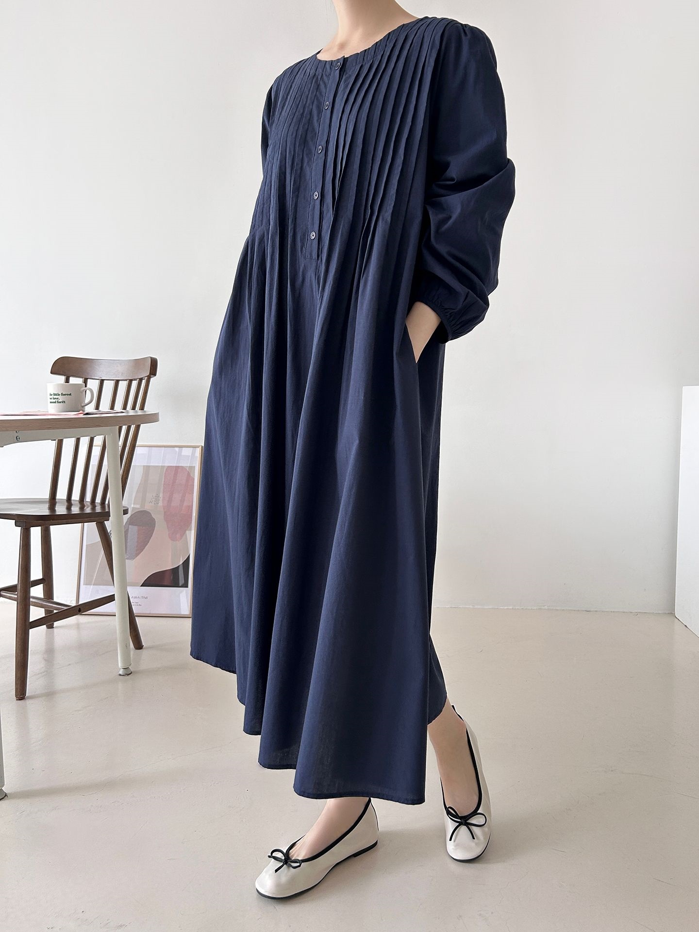 コットンボタンラウンドネックピンタックパフスリーブロングルーズ長袖フレア無地ワンピース | 詳細画像9