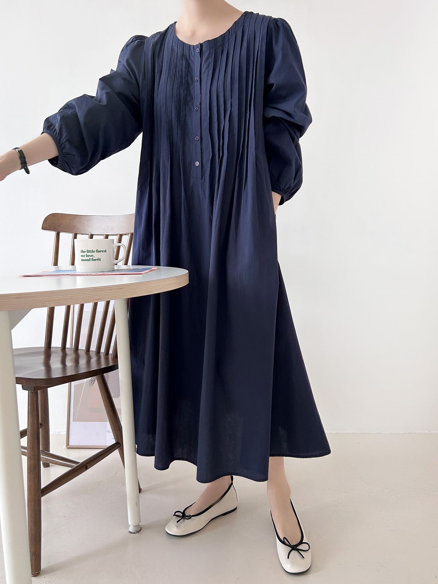 コットンボタンラウンドネックピンタックパフスリーブロングルーズ長袖フレア無地ワンピース | 詳細画像10