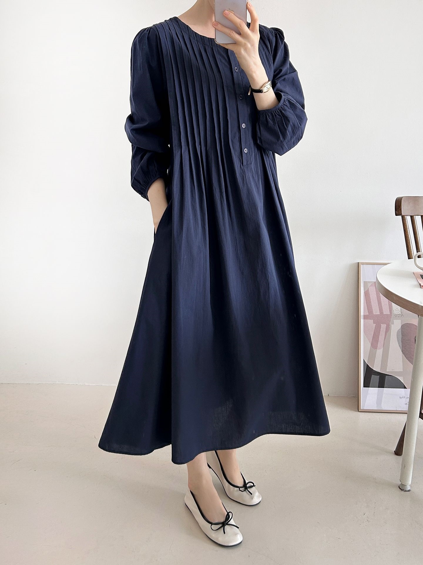 コットンボタンラウンドネックピンタックパフスリーブロングルーズ長袖フレア無地ワンピース | 詳細画像11