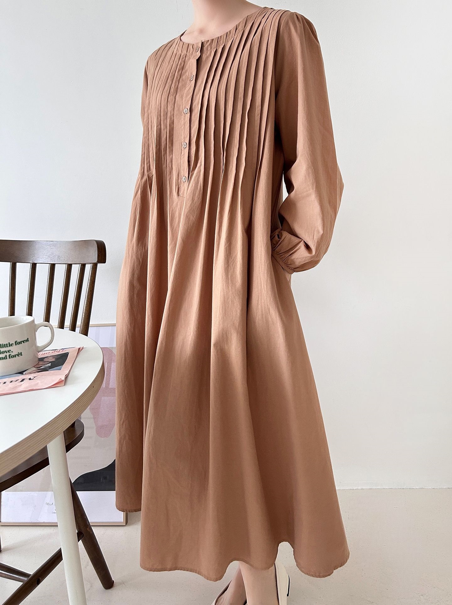 コットンボタンラウンドネックピンタックパフスリーブロングルーズ長袖フレア無地ワンピース | 詳細画像15