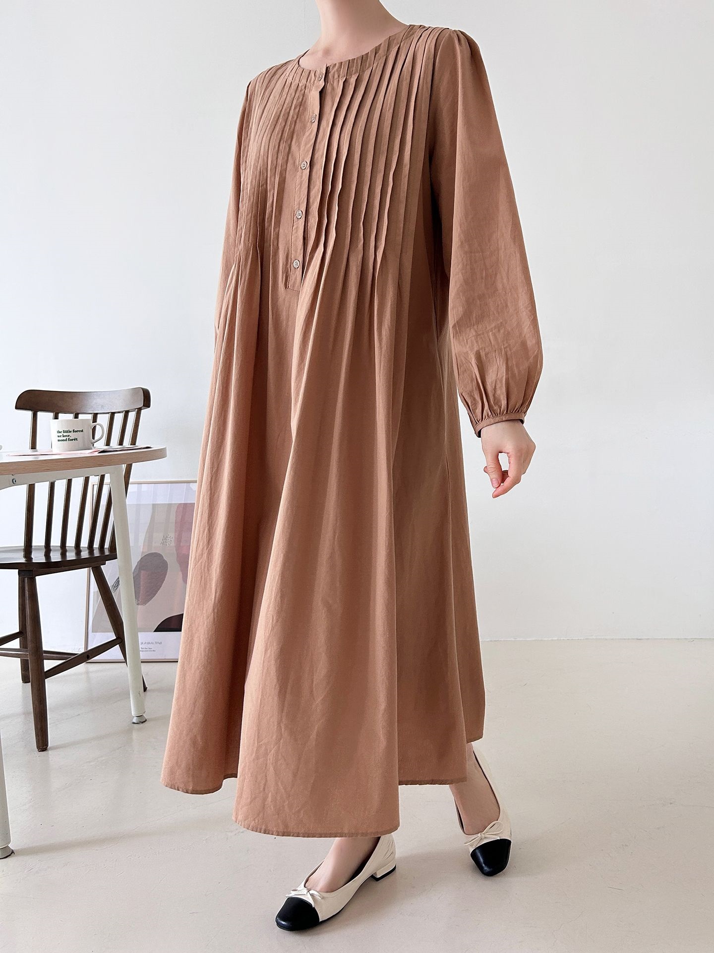コットンボタンラウンドネックピンタックパフスリーブロングルーズ長袖フレア無地ワンピース | 詳細画像16