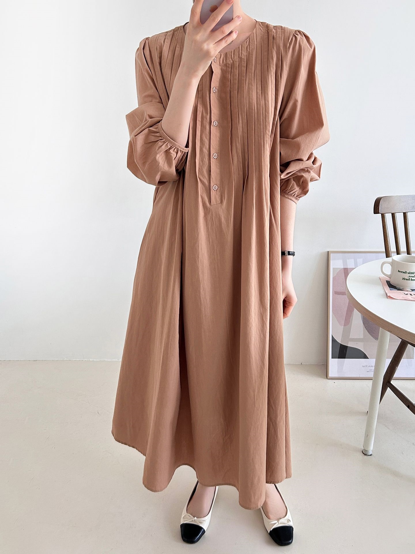 コットンボタンラウンドネックピンタックパフスリーブロングルーズ長袖フレア無地ワンピース | 詳細画像24