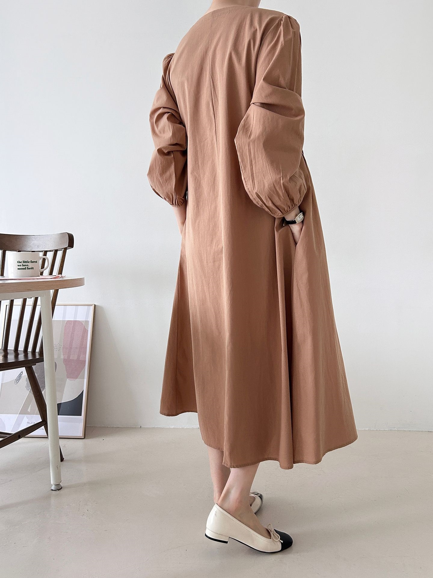 コットンボタンラウンドネックピンタックパフスリーブロングルーズ長袖フレア無地ワンピース | 詳細画像25