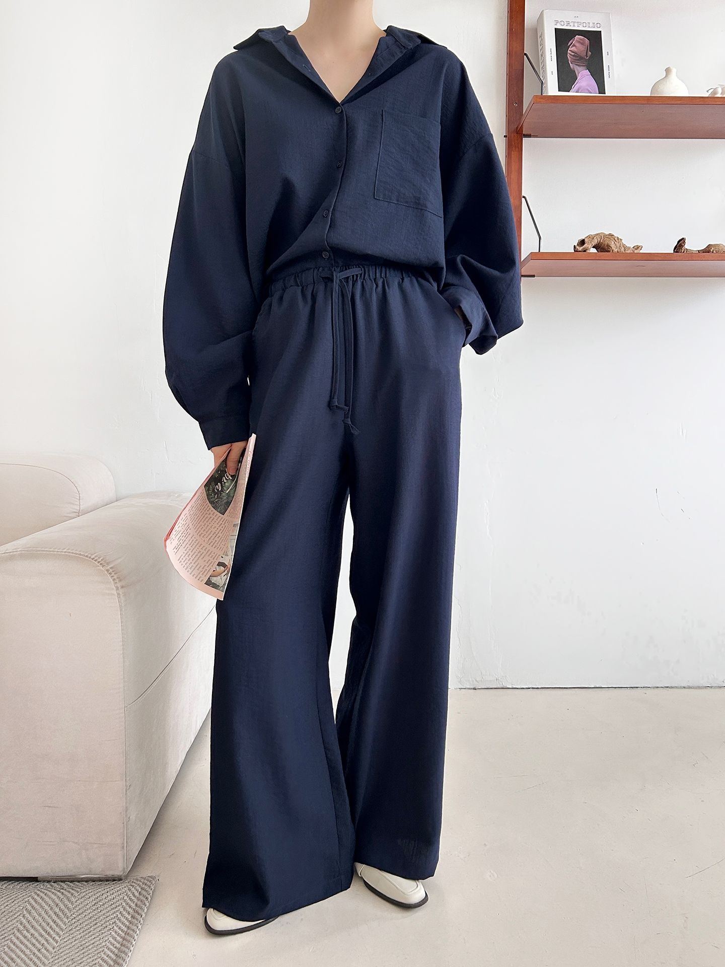 カラードローストリングウエストゴムオーバーサイズロングルーズワンポケットストレートワイドボタンスリーブドロップショルダー無地パンツ | 詳細画像3