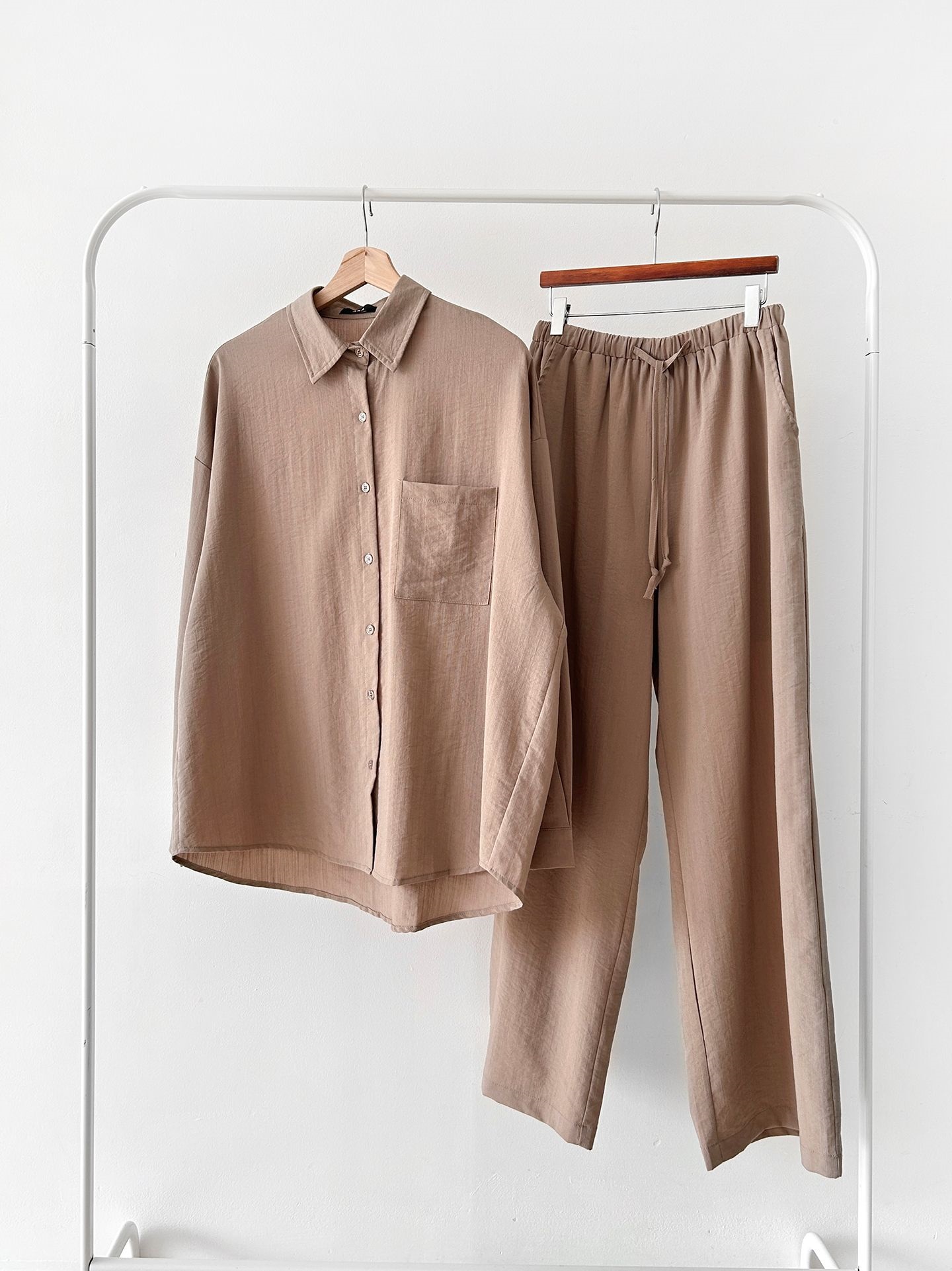 カラードローストリングウエストゴムオーバーサイズロングルーズワンポケットストレートワイドボタンスリーブドロップショルダー無地パンツ | 詳細画像37