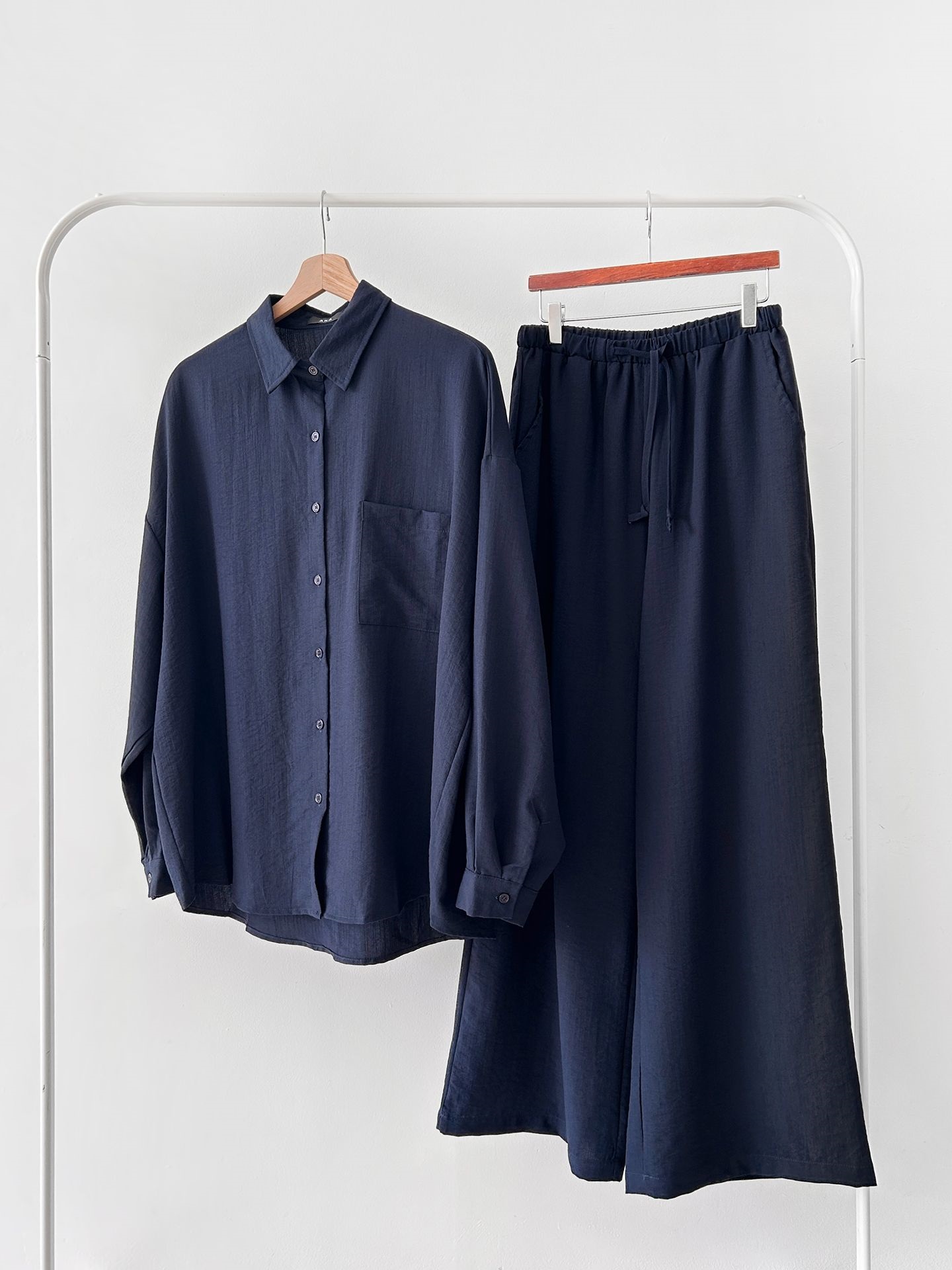 カラードローストリングウエストゴムオーバーサイズロングルーズワンポケットストレートワイドボタンスリーブドロップショルダー無地パンツ | 詳細画像38