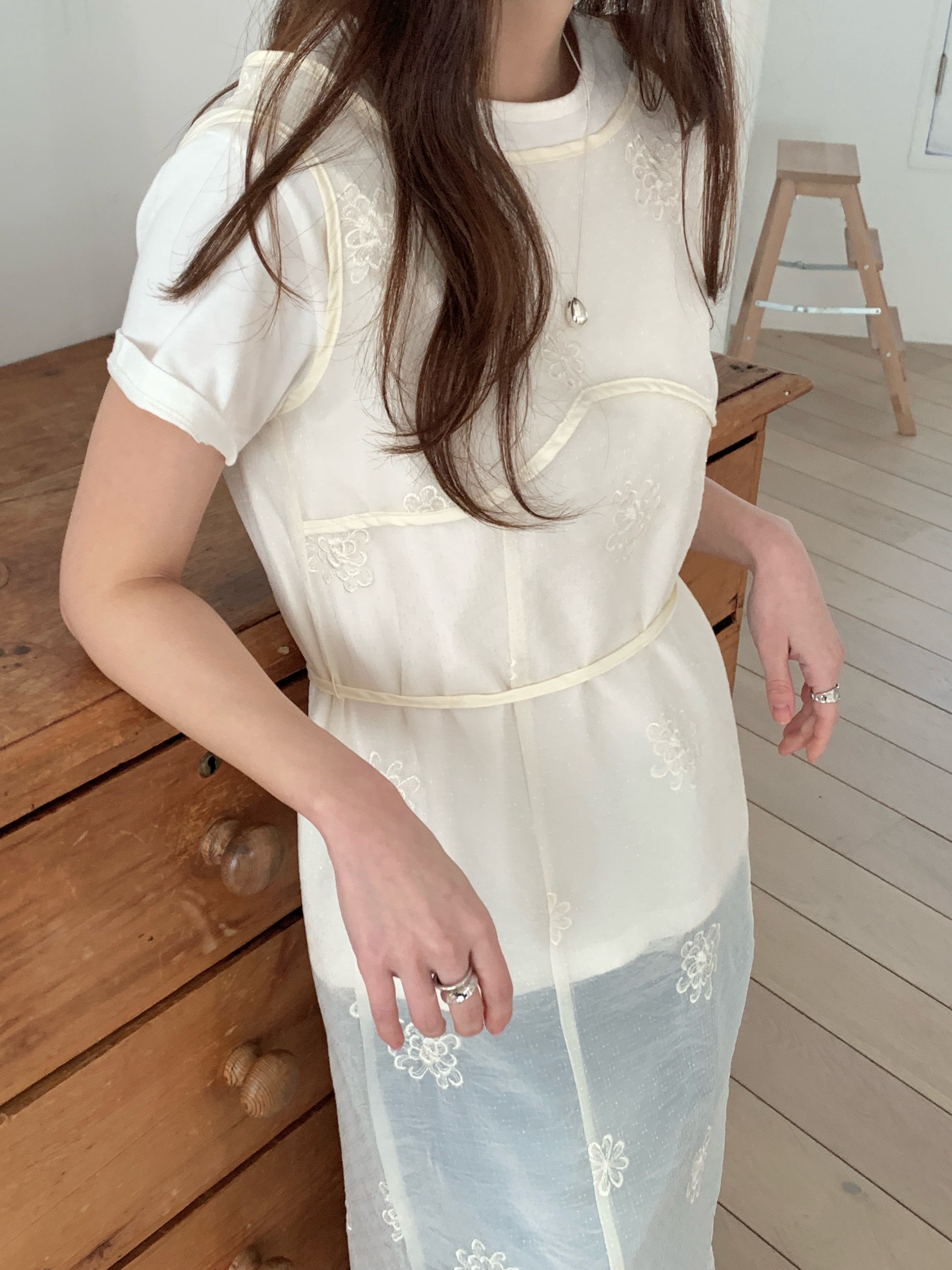 シースルーストラップラウンドネックスリットルーズHライン(ロング丈)刺繍ノースリワンピース | 詳細画像4