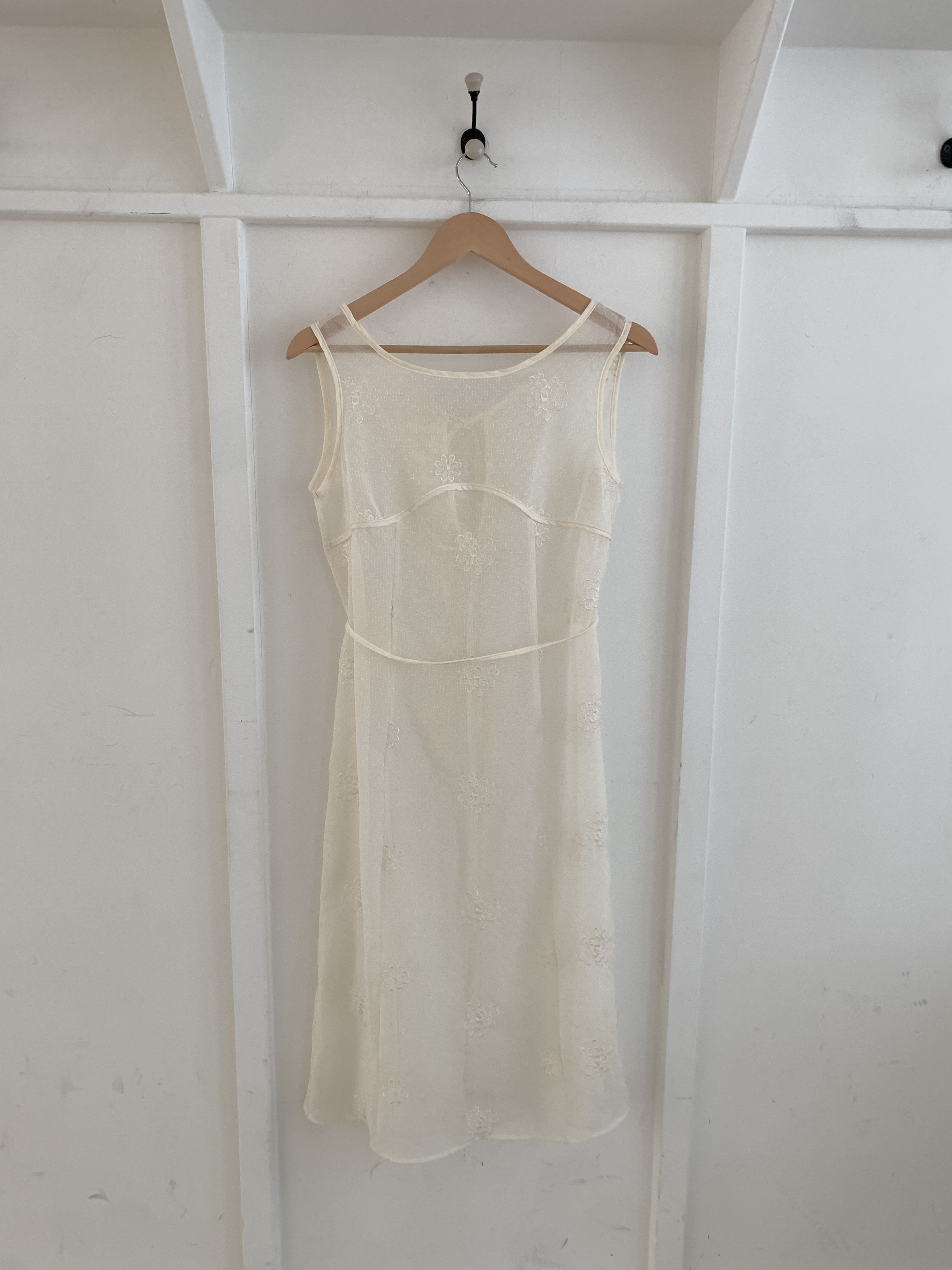 シースルーストラップラウンドネックスリットルーズHライン(ロング丈)刺繍ノースリワンピース | 詳細画像23