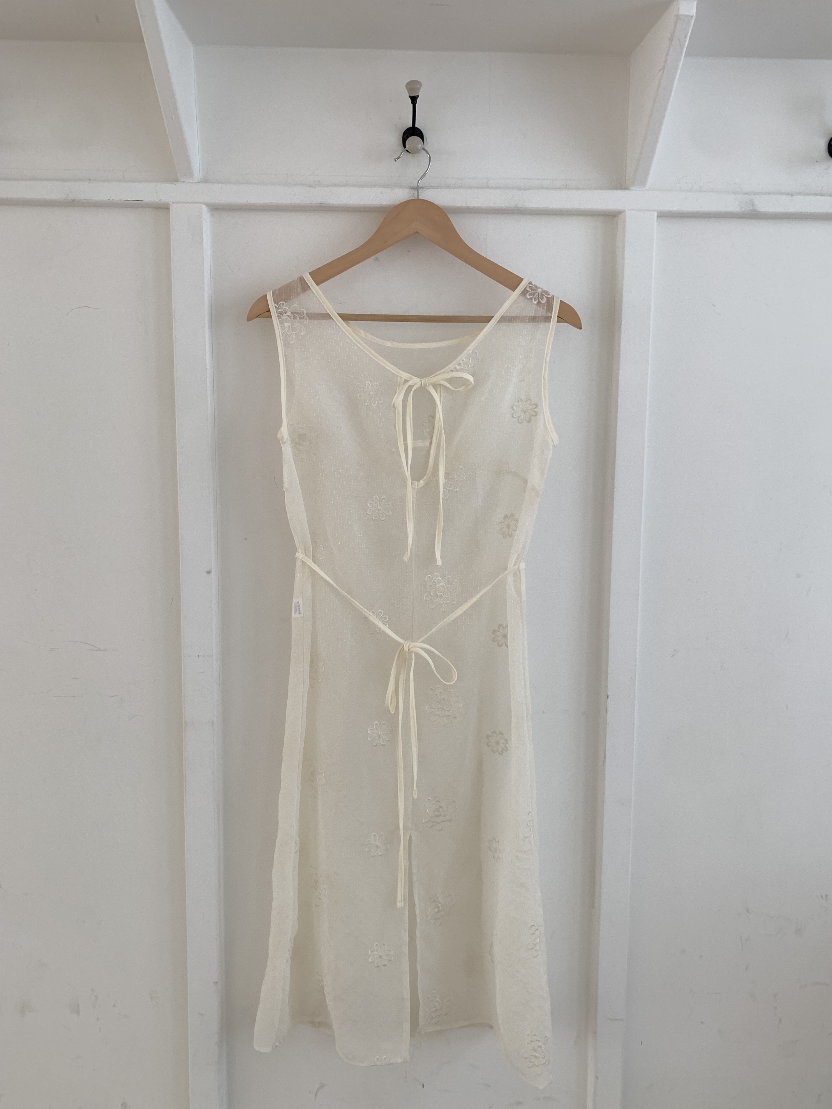 シースルーストラップラウンドネックスリットルーズHライン(ロング丈)刺繍ノースリワンピース | 詳細画像22