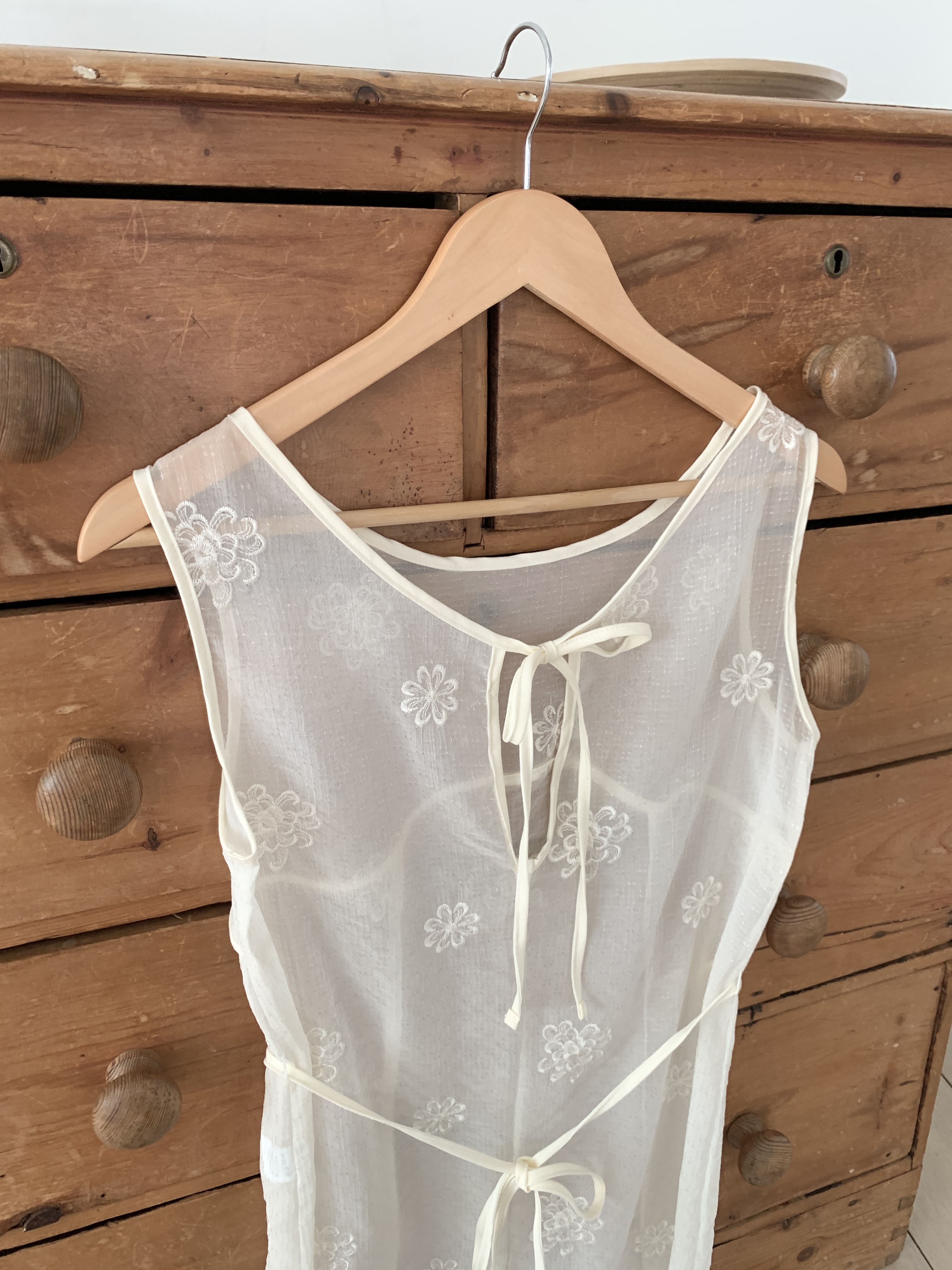 シースルーストラップラウンドネックスリットルーズHライン(ロング丈)刺繍ノースリワンピース | 詳細画像21