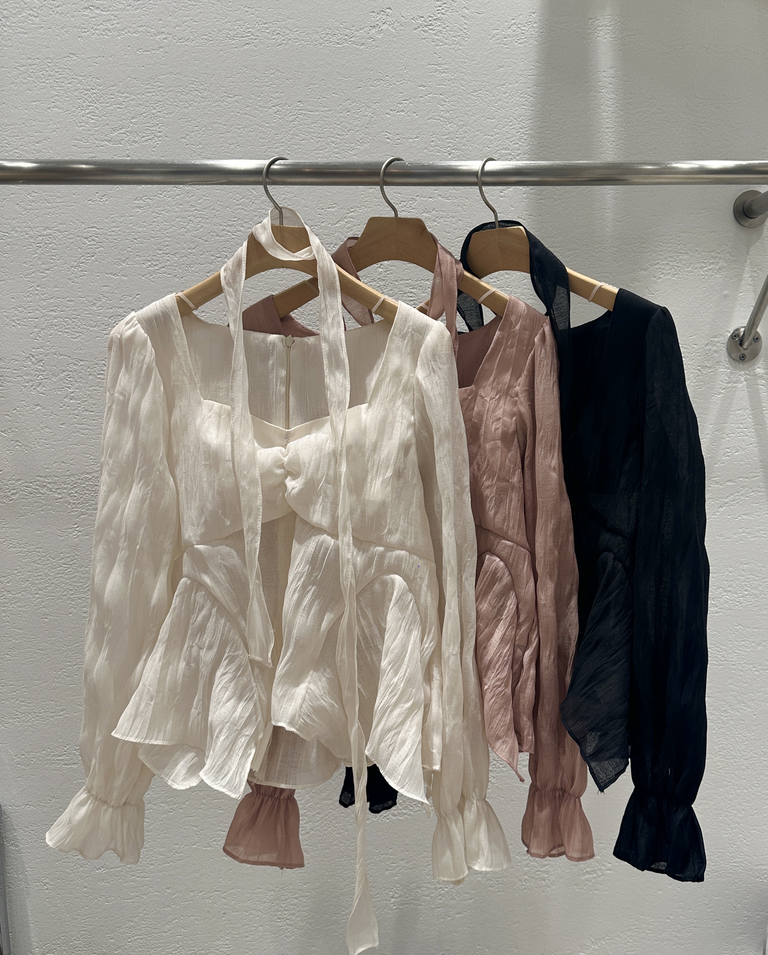 ハートネックシャーリングリンクルパフスリーブクロップドベルスリーブルーズアンバランス長袖無地ブラウス | 詳細画像15