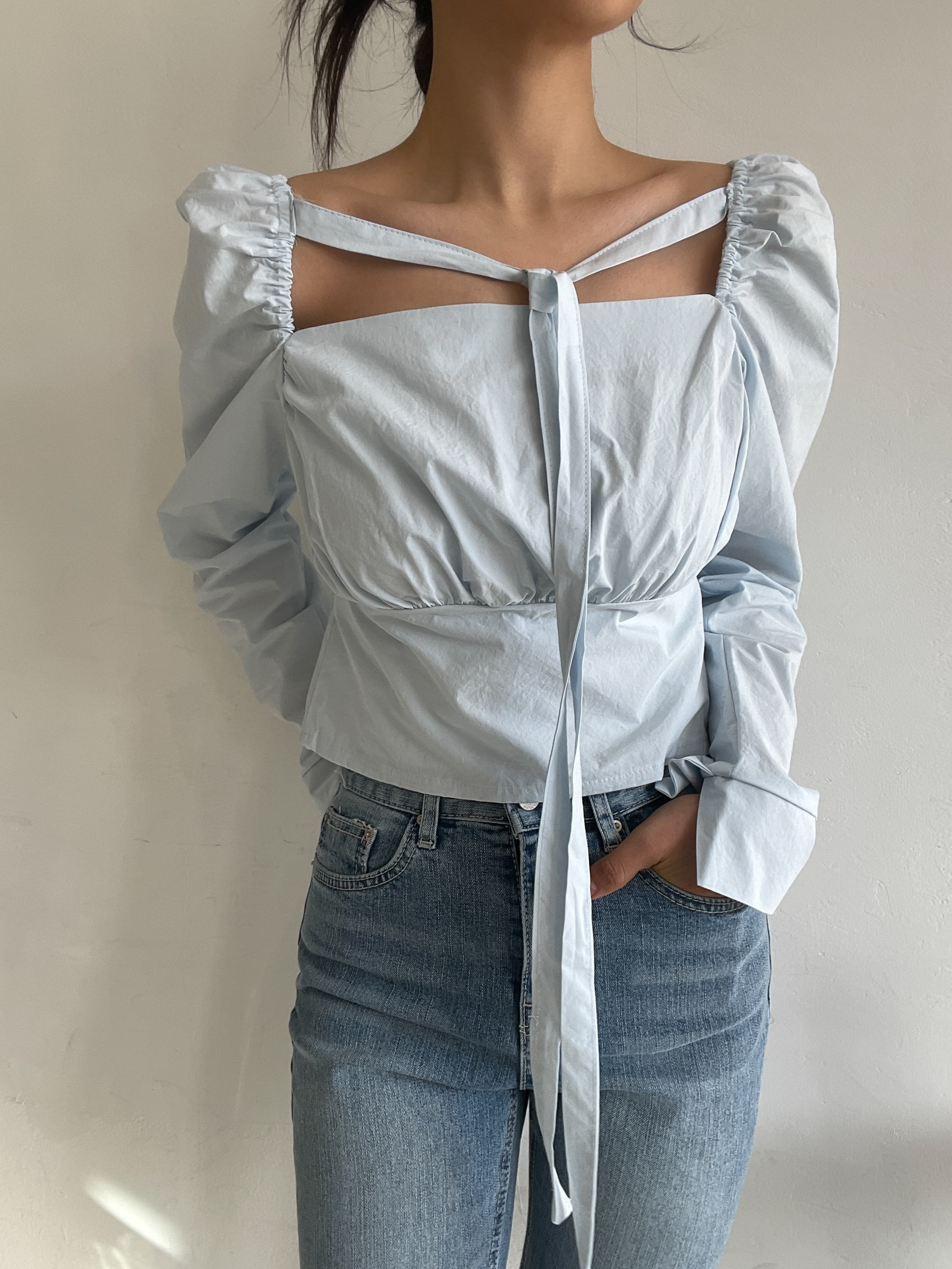 コットンストラップスクエアネックシャーリングスリットパフスリーブクロップド長袖無地ブラウス | 詳細画像4