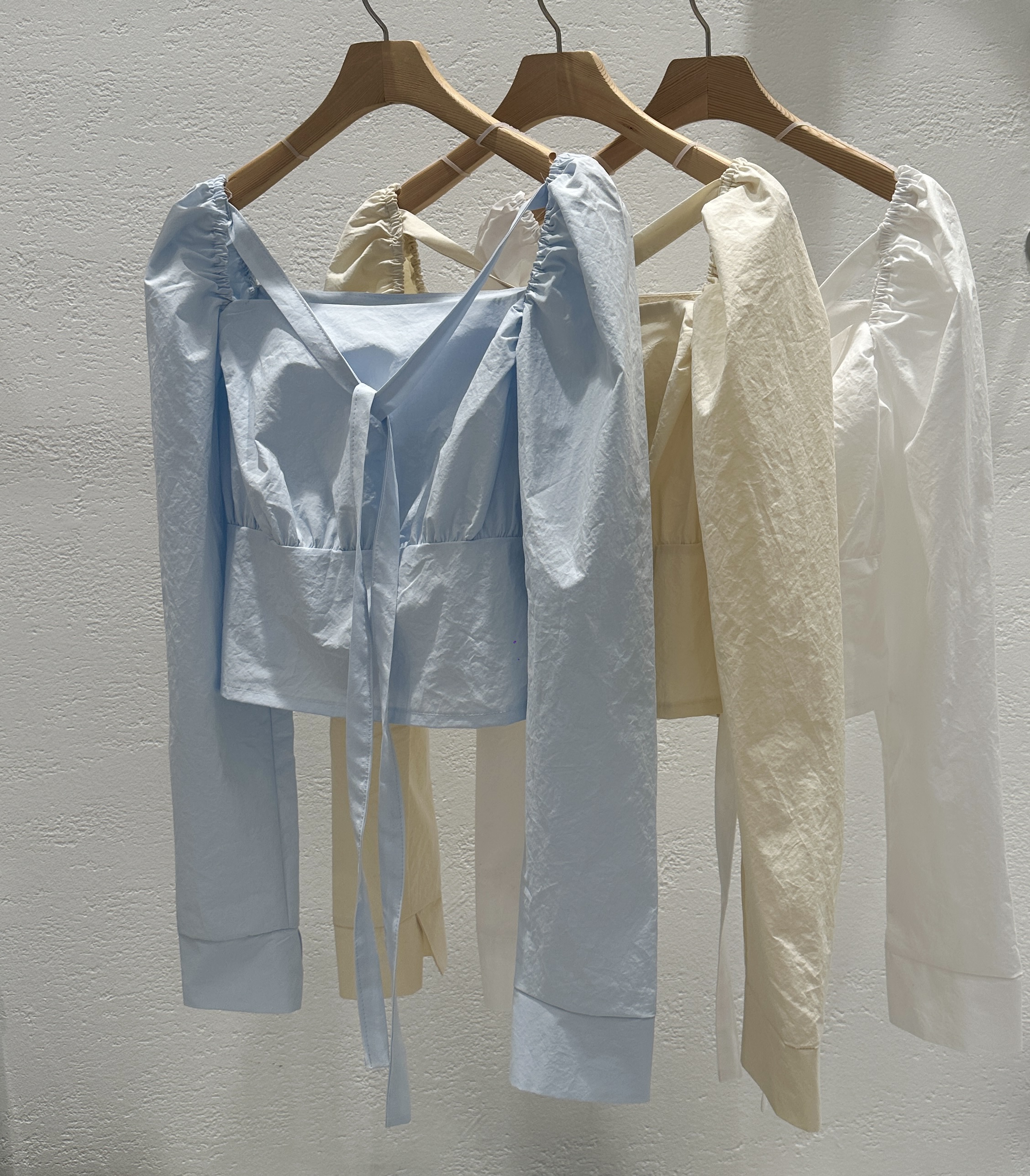 コットンストラップスクエアネックシャーリングスリットパフスリーブクロップド長袖無地ブラウス | 詳細画像11