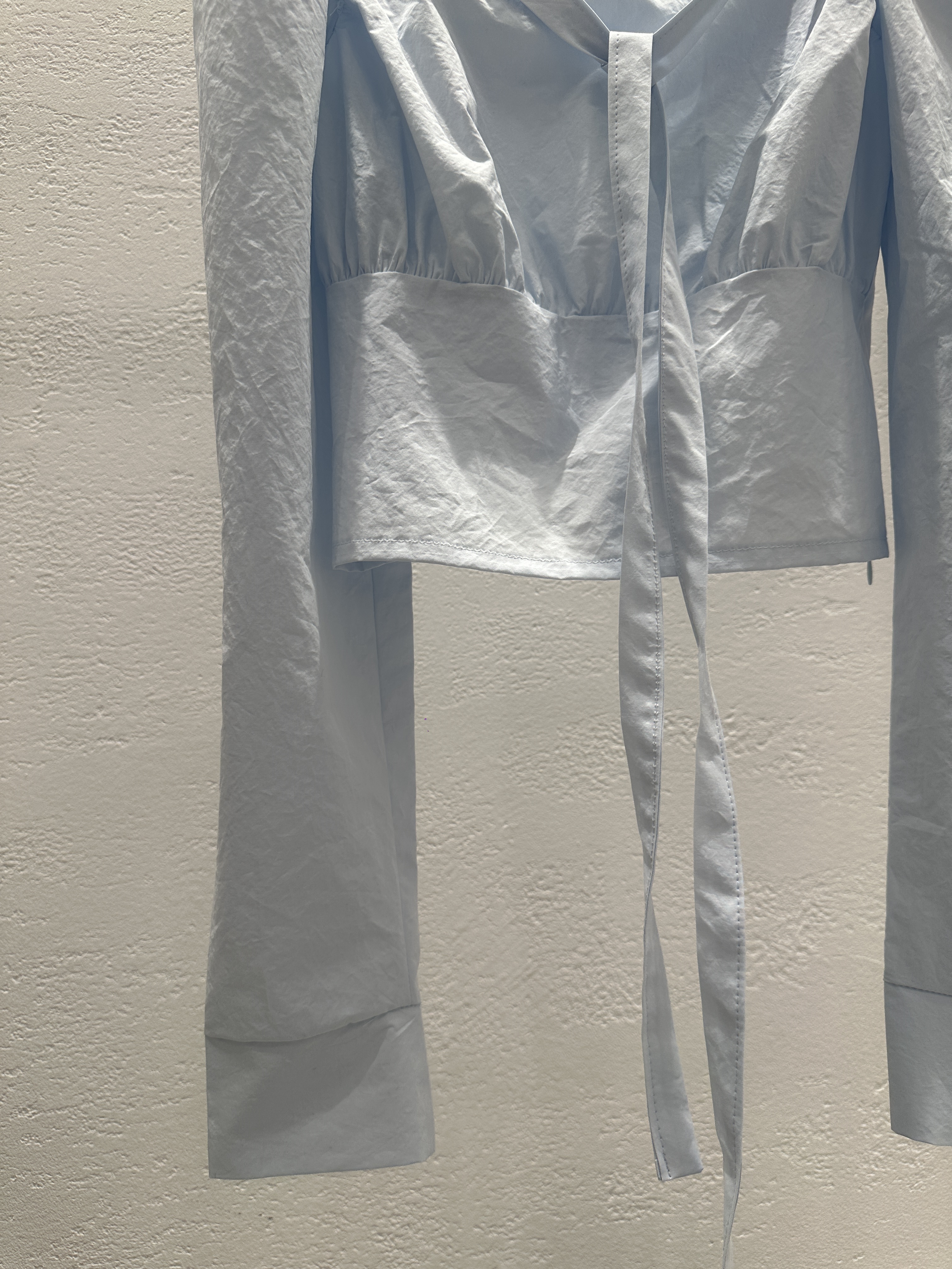 コットンストラップスクエアネックシャーリングスリットパフスリーブクロップド長袖無地ブラウス | 詳細画像15