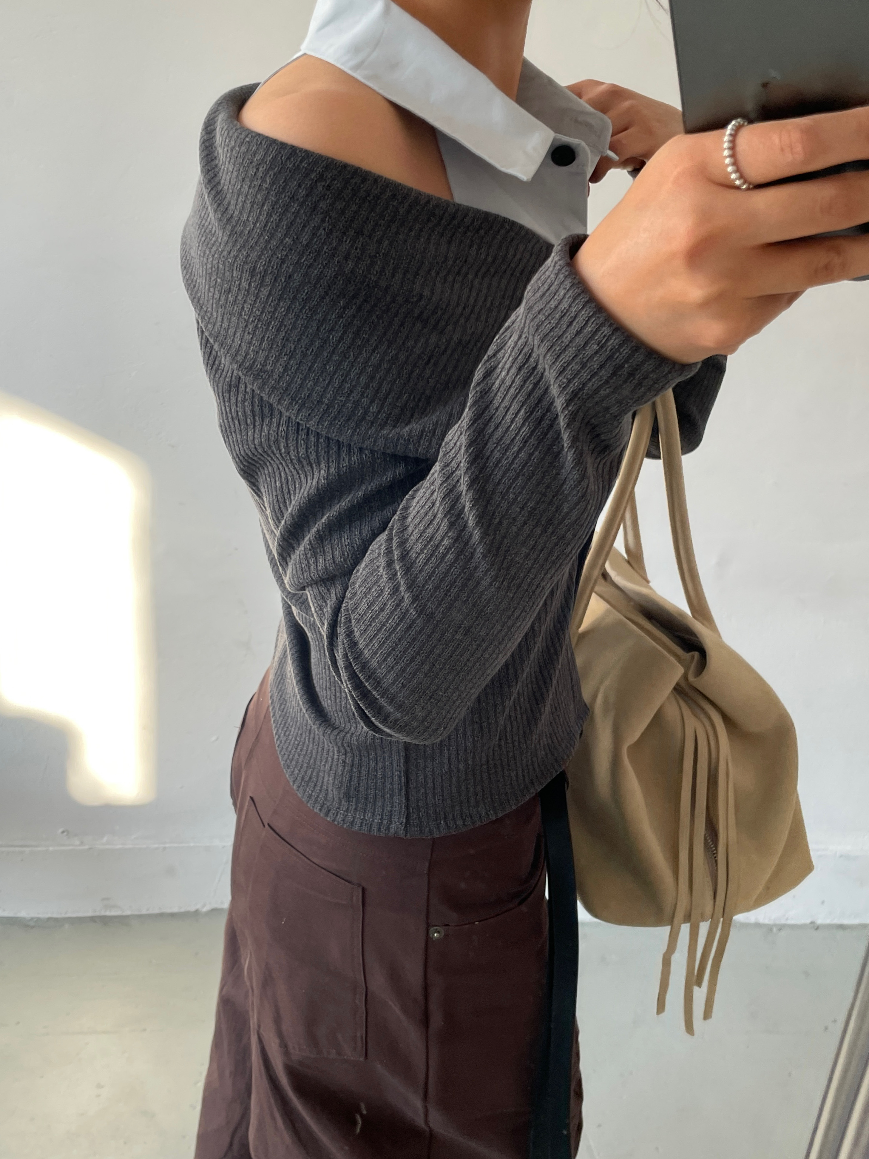 リブボタンオフショルダーセーラーカラークロップドレイヤード風長袖配色ブラウス | 詳細画像3