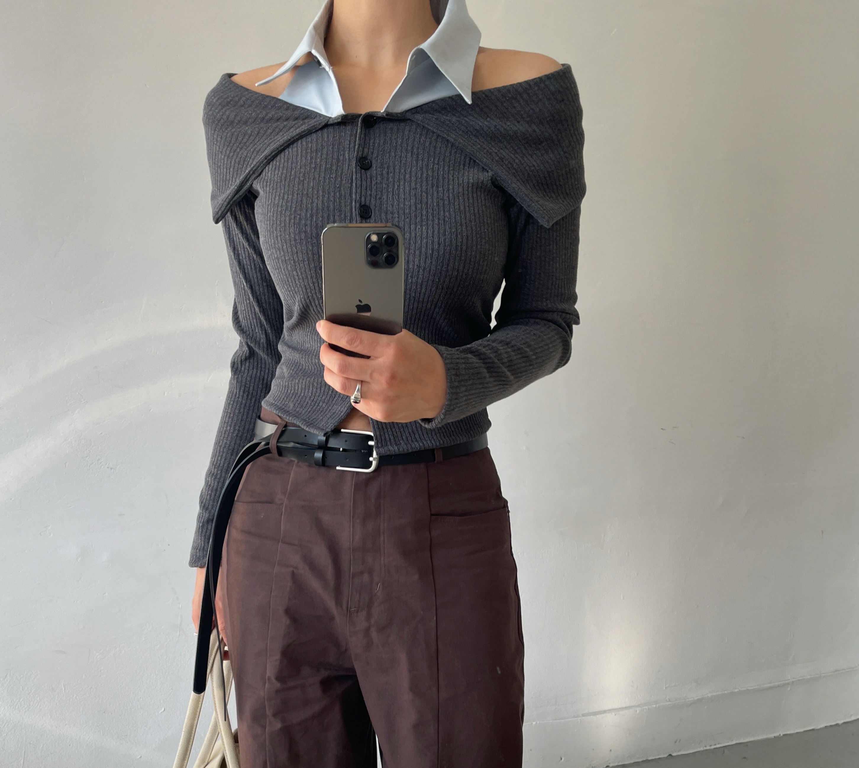 リブボタンオフショルダーセーラーカラークロップドレイヤード風長袖配色ブラウス | 詳細画像15