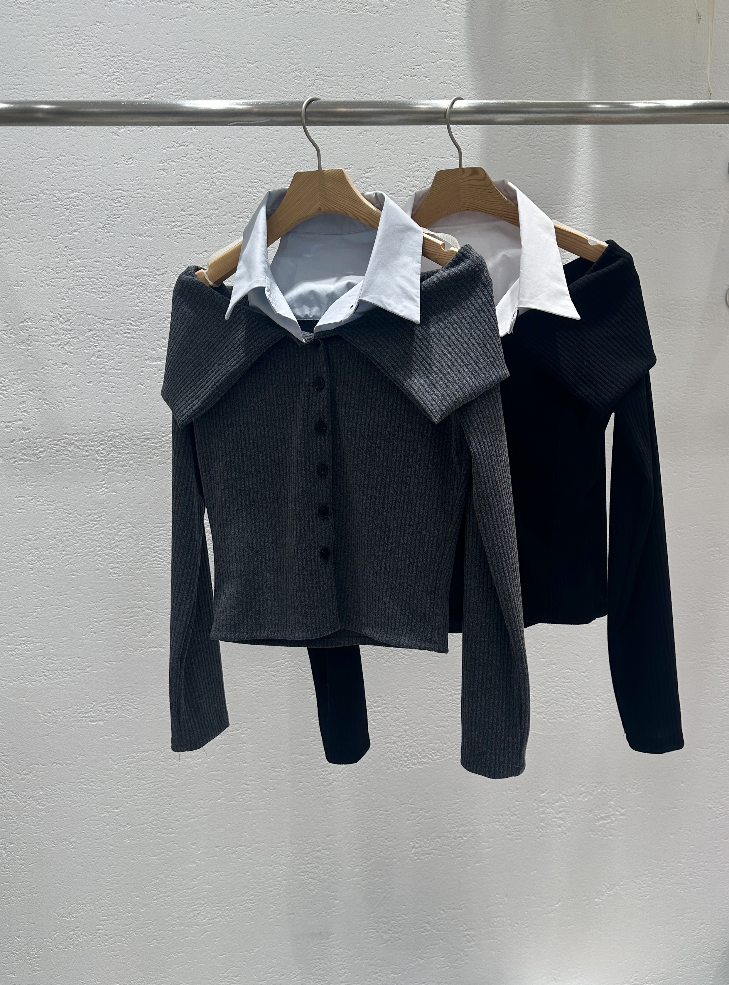 リブボタンオフショルダーセーラーカラークロップドレイヤード風長袖配色ブラウス | 詳細画像20