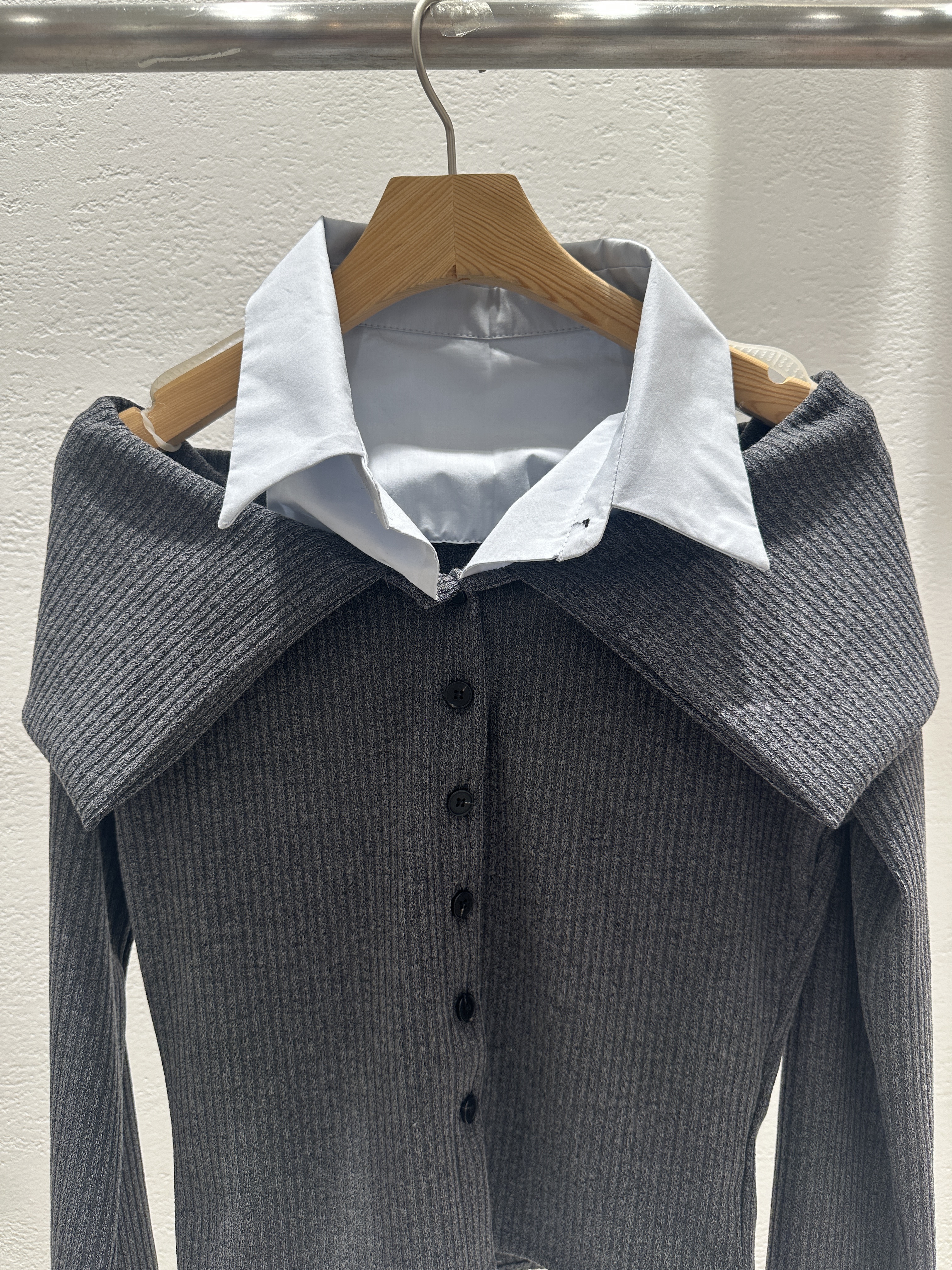 リブボタンオフショルダーセーラーカラークロップドレイヤード風長袖配色ブラウス | 詳細画像22