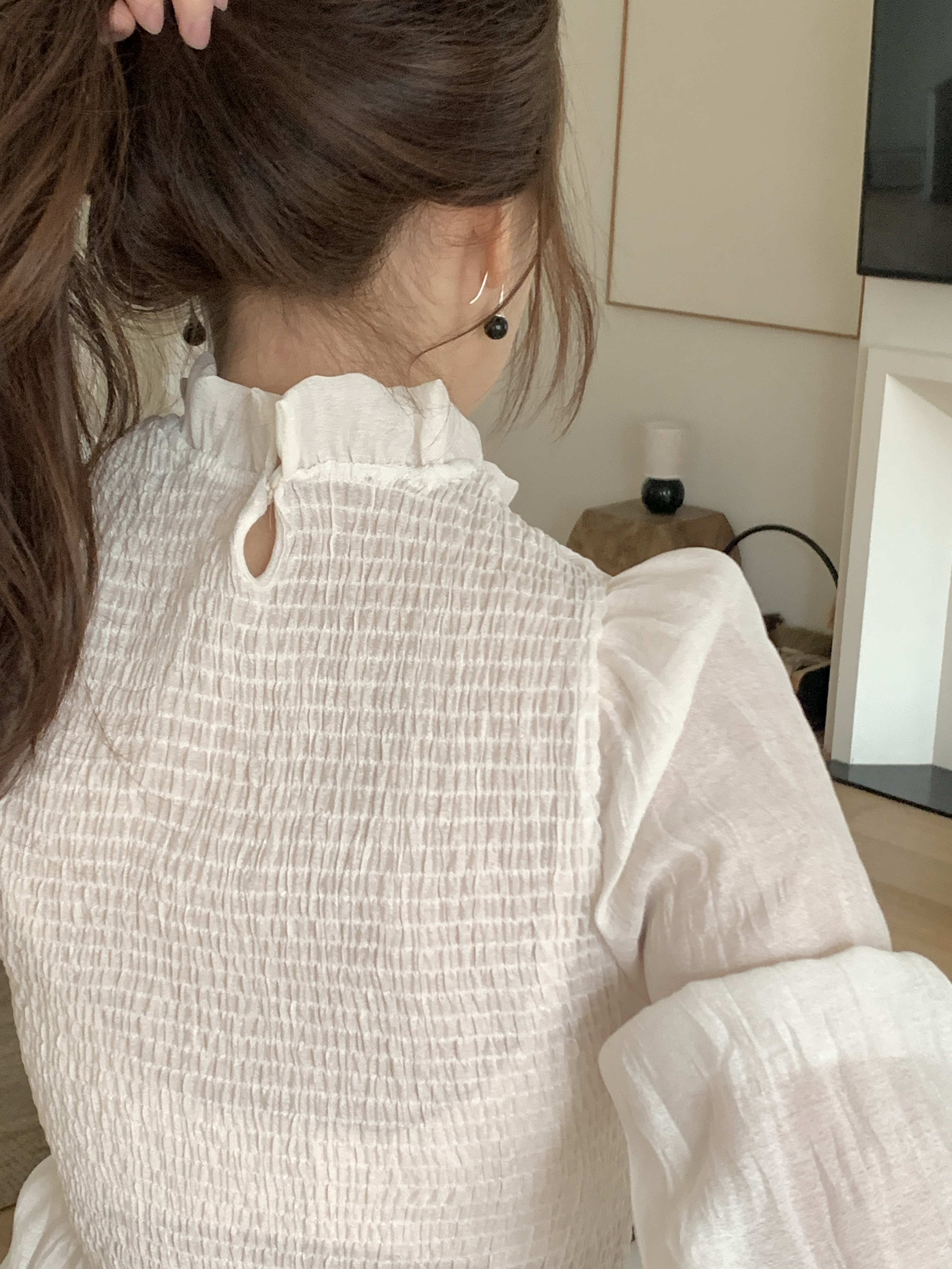 メロウシャーリングパフスリーブベルスリーブ長袖セミクロップドフリル ネックブラウス | 詳細画像8